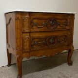 Commode sauteuse en merisier de la fin du  XVIII ème