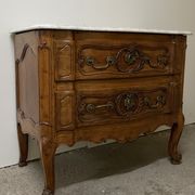Commode sauteuse en merisier de la fin du  XVIII ème