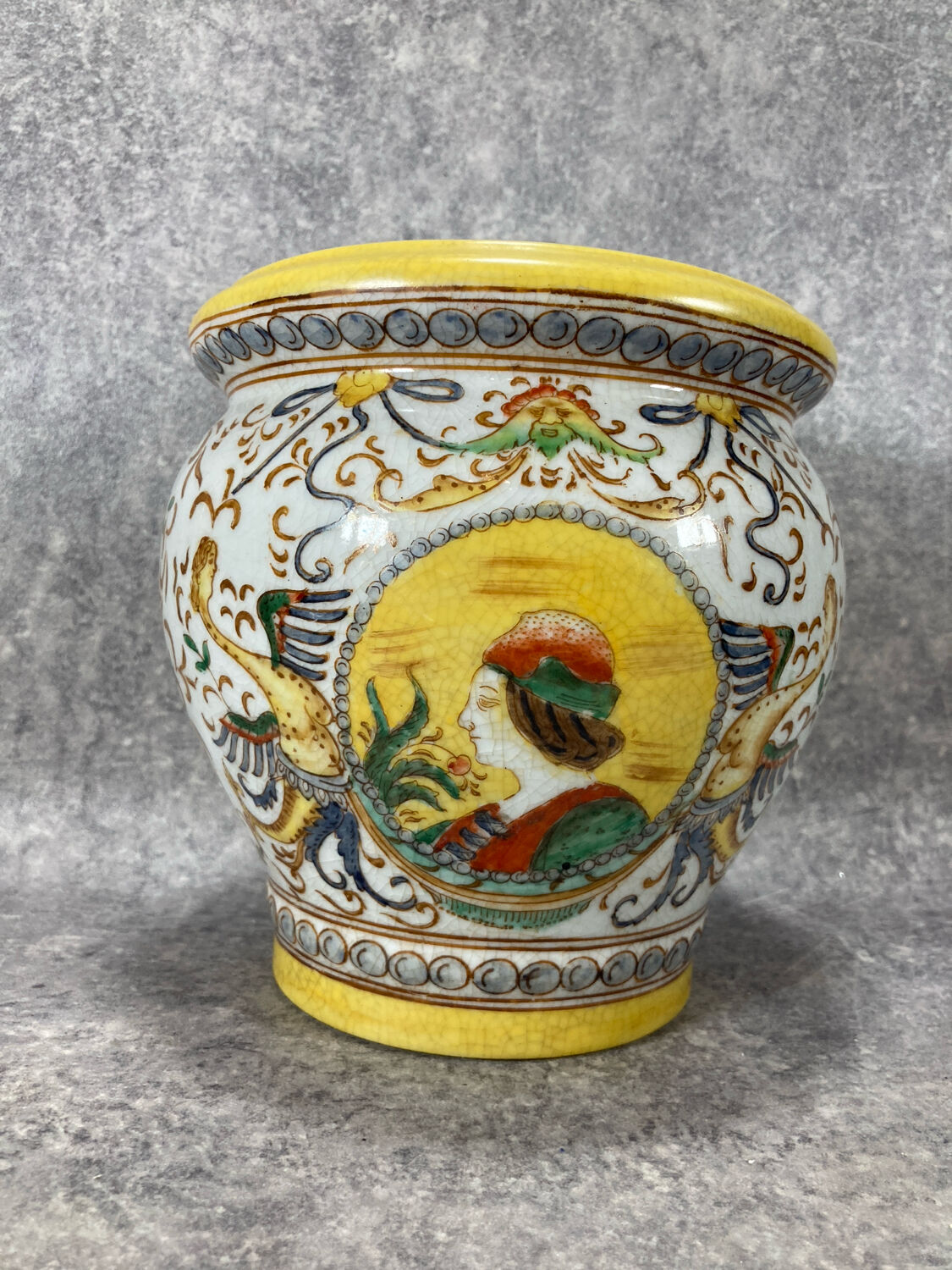 Pot/Cachepot. Italian Renaissance Majolica ceramic. Asiatic style