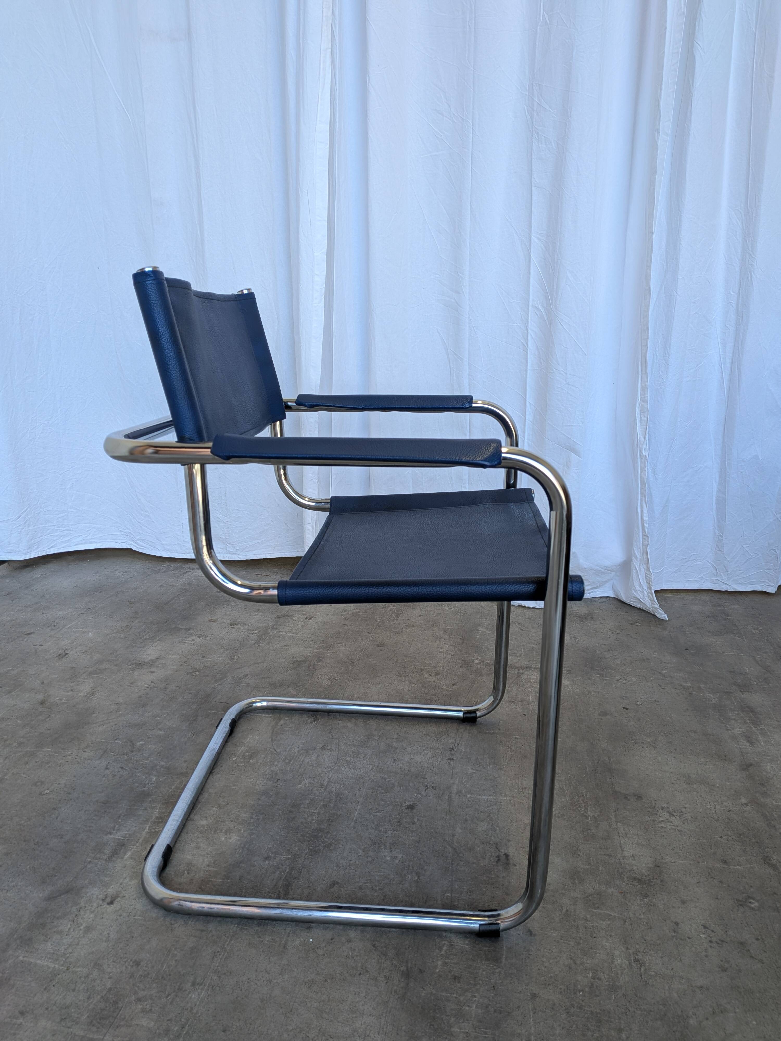 Chaise S34 de style vintage Mart Stam : cuir bleu, fauteuil de bureau Bauhaus