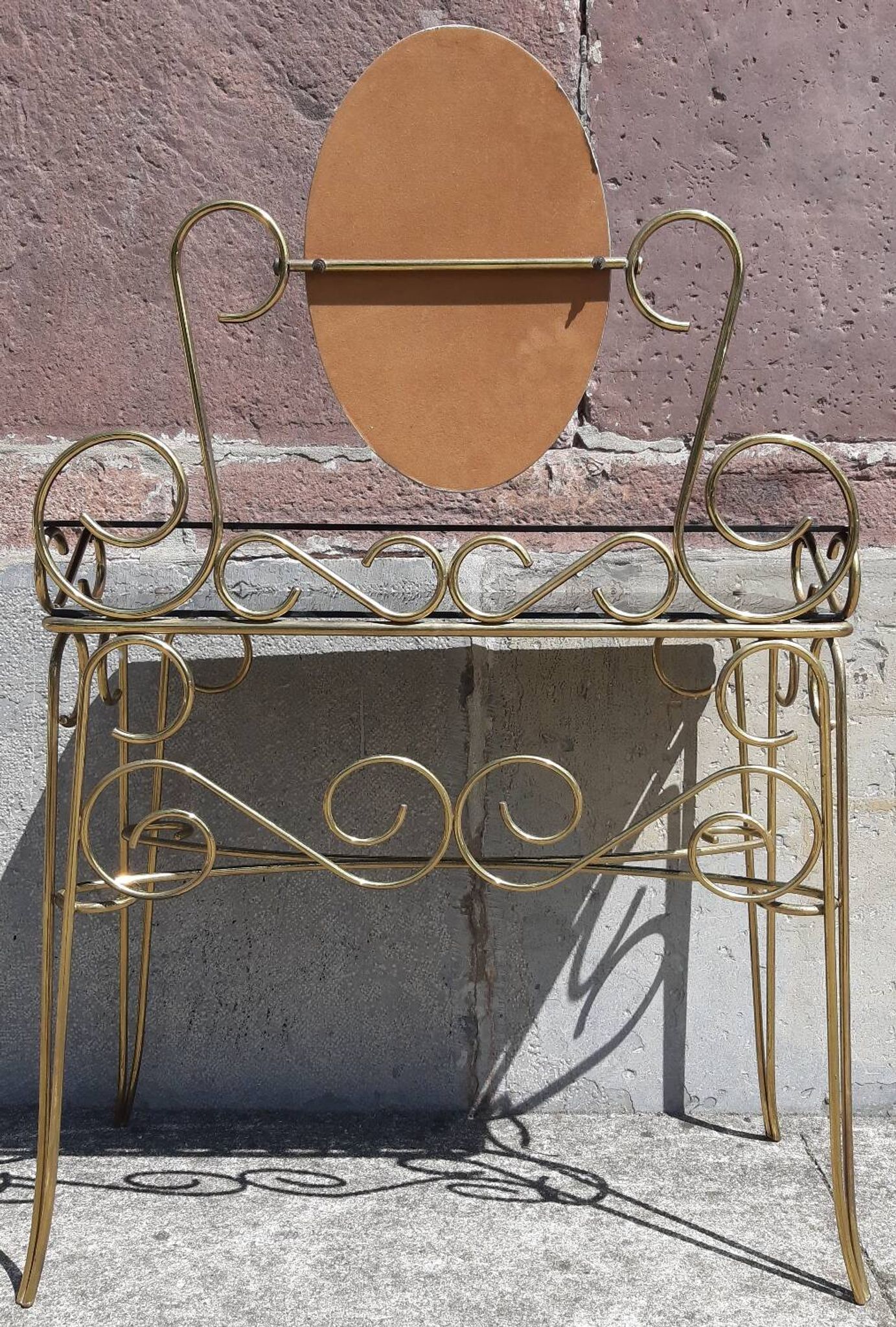 Coiffeuse et chaise en métal doré et opaline.