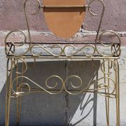 Coiffeuse et chaise en métal doré et opaline.
