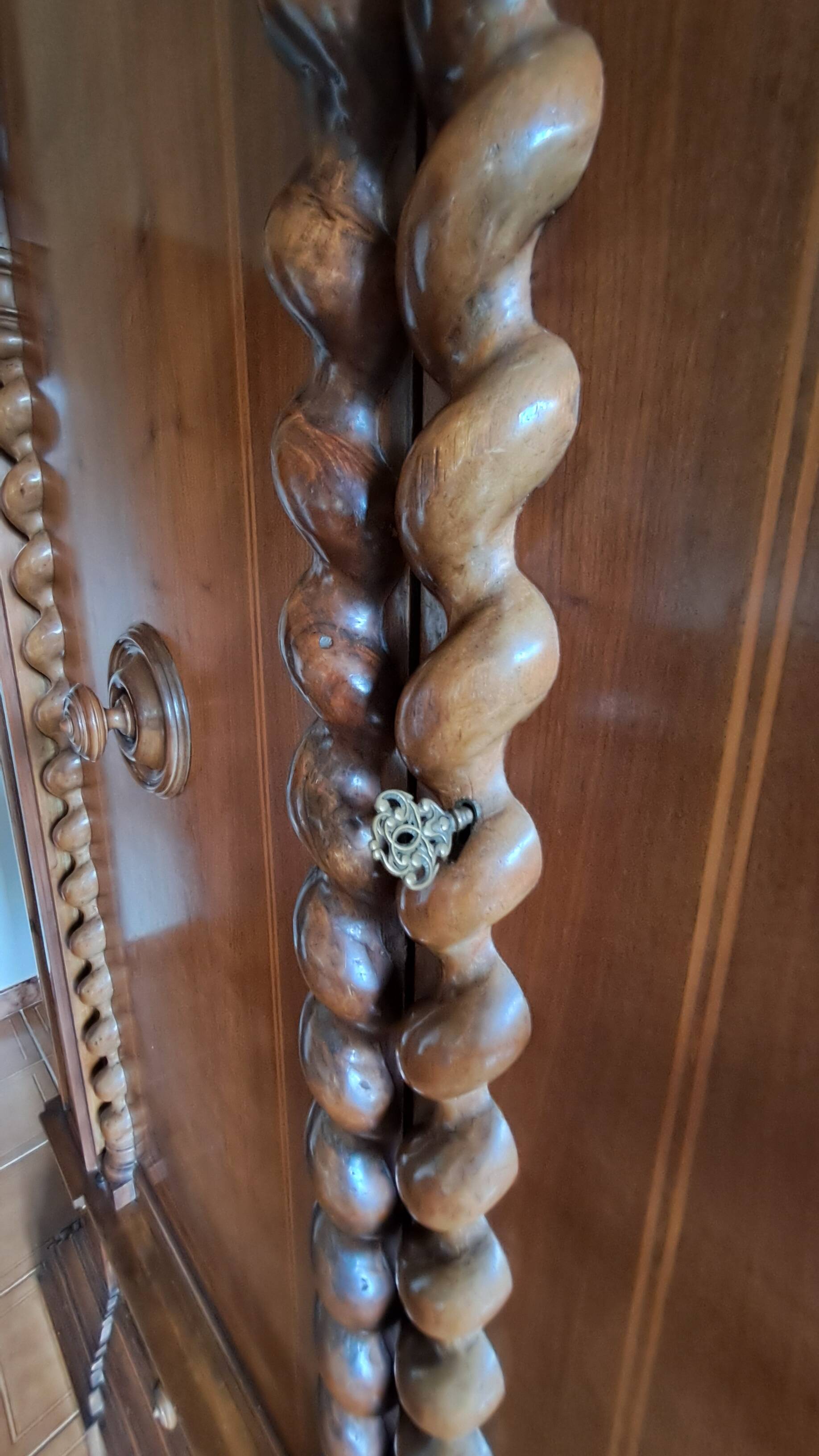 Wardrobe - neo-Renaissance in carved solid wood - possible lot sale