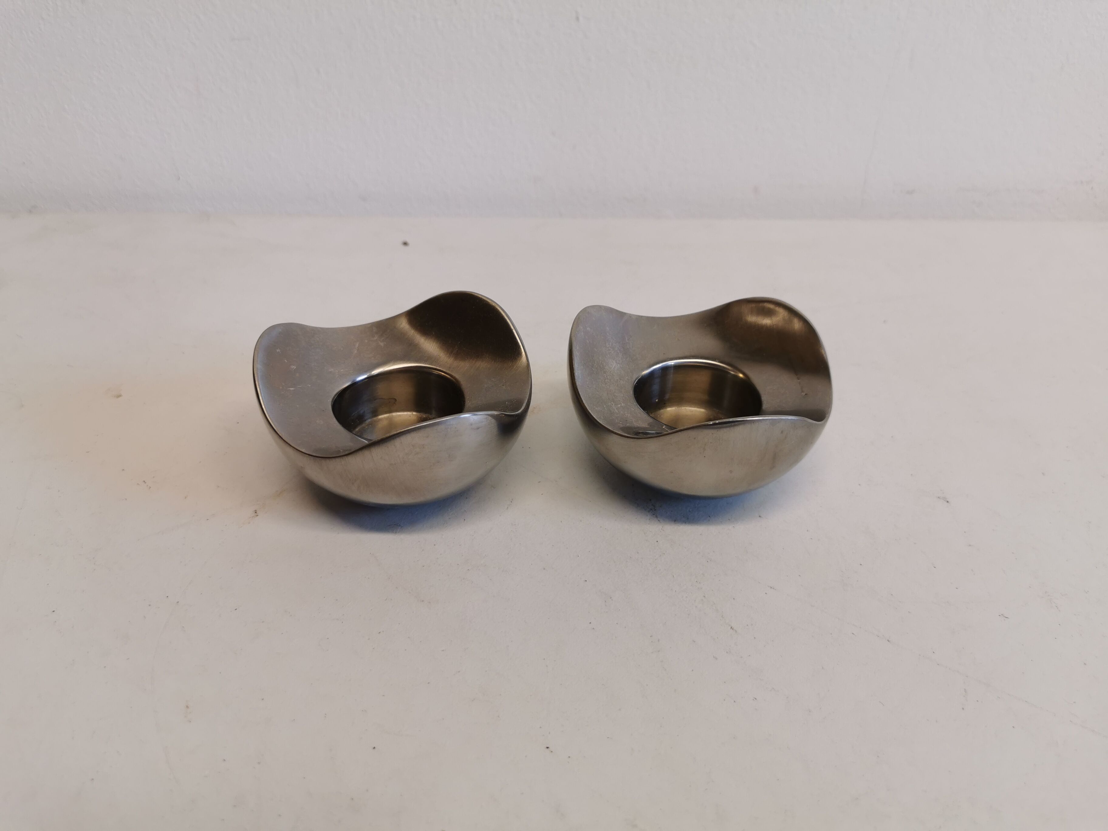 Deux bougeoirs Georg Jensen, modèle Bloom, dessiné par Helle Damkjær Danemark