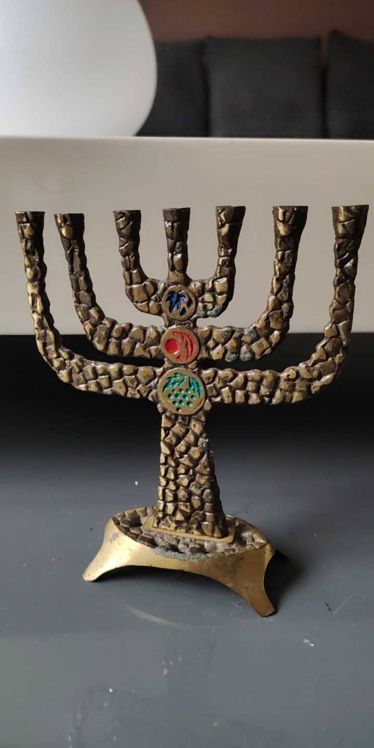 Menorah/Candlestick with 7 light arms. In old gold patinated brass/Decor 12 astrological signs. Engraved Jerusalem. Height 14 cm