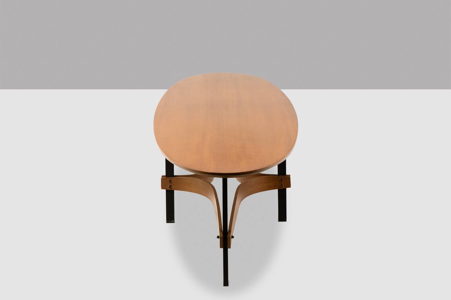 Guglielmo Ulrich. Oval coffee table in blonde teak. 1950s-60s.