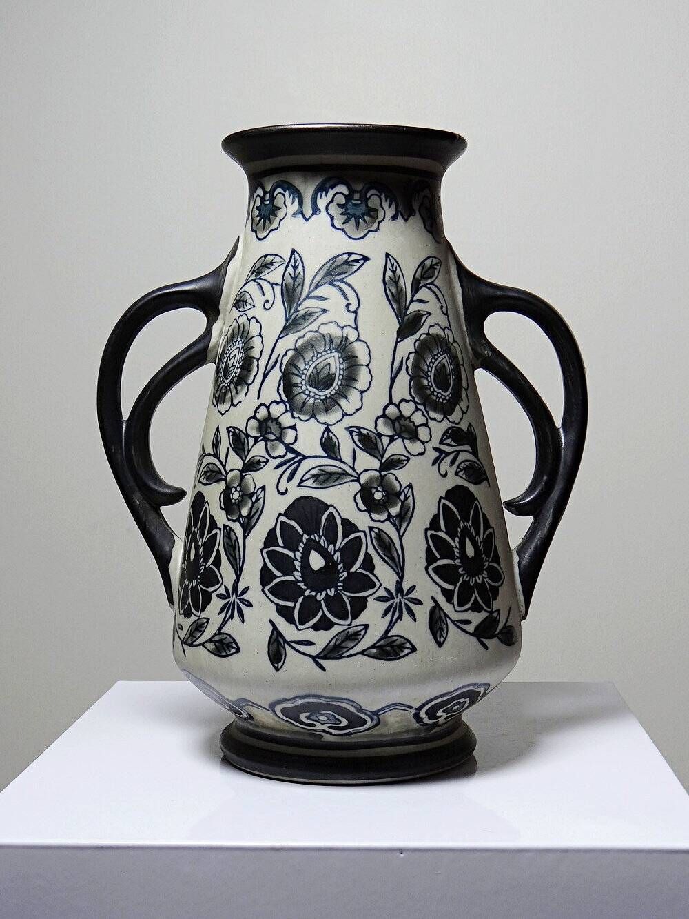 Antique Art Deco vase 1920-40 in fine stoneware, Art Nouveau and Chinoiserie style