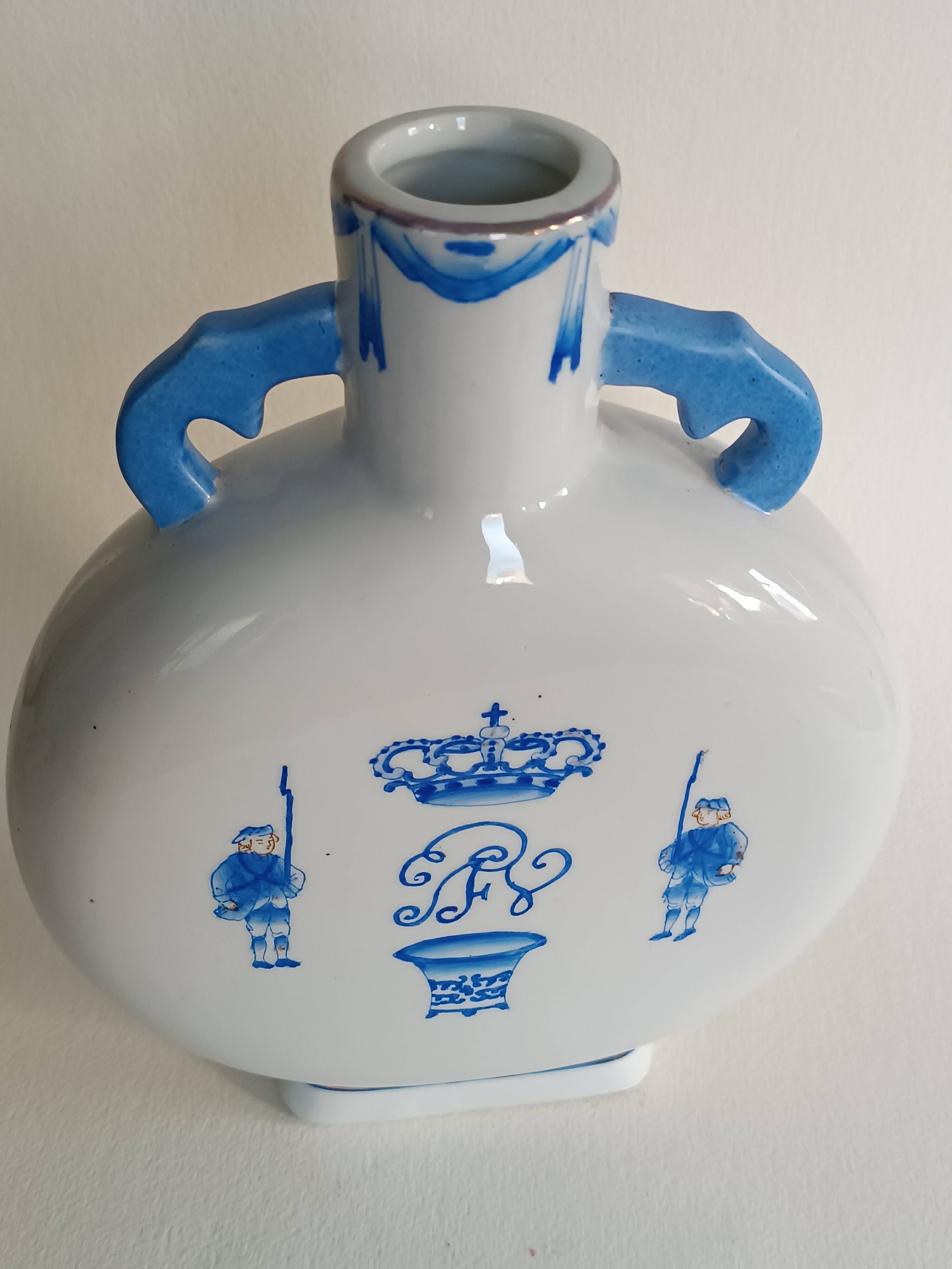 Gourd-shaped blue and white porcelain vase from China, 19th century.