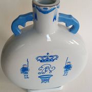 Gourd-shaped blue and white porcelain vase from China, 19th century.