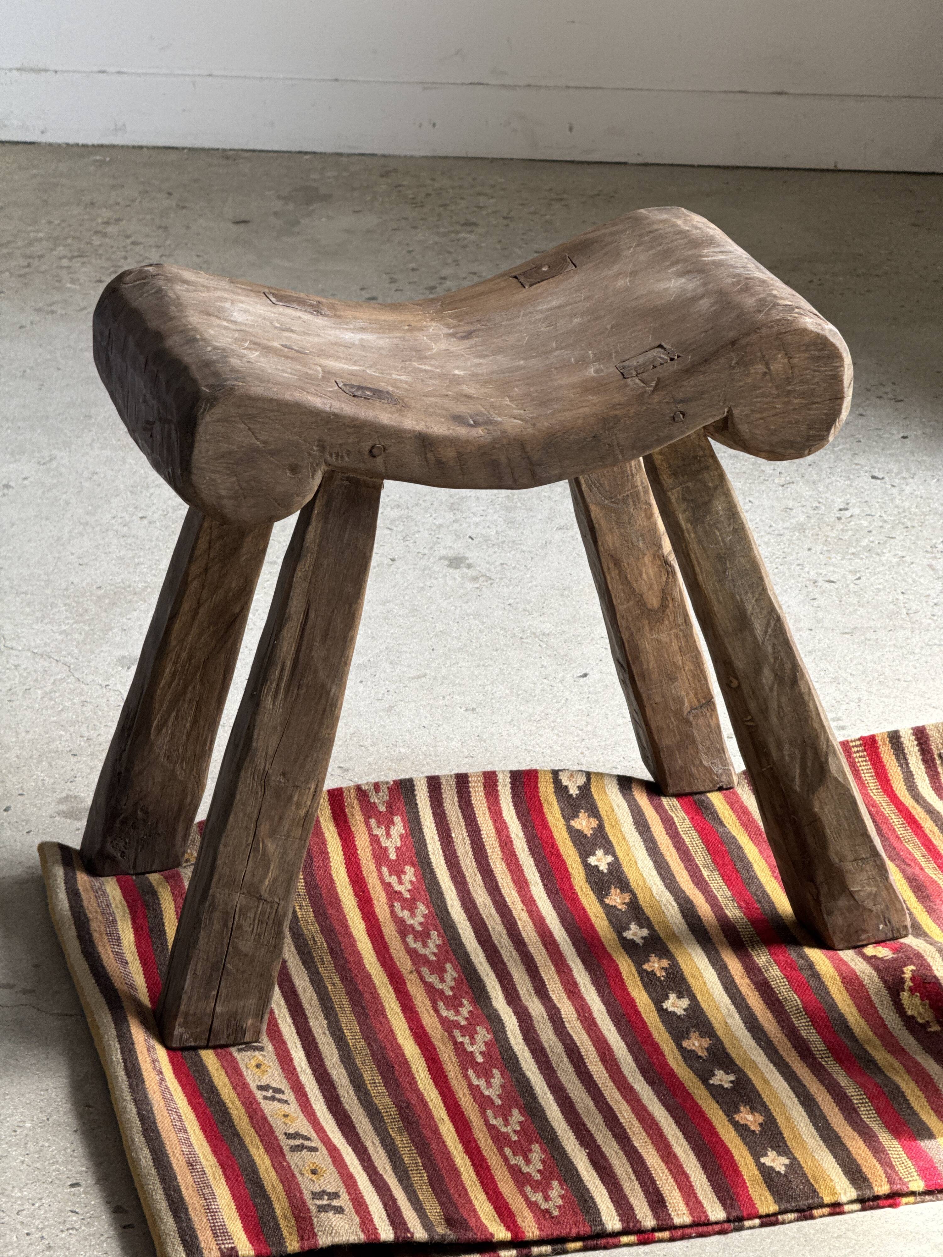 Table d'appoint en bois pétrifié, écorce blanche