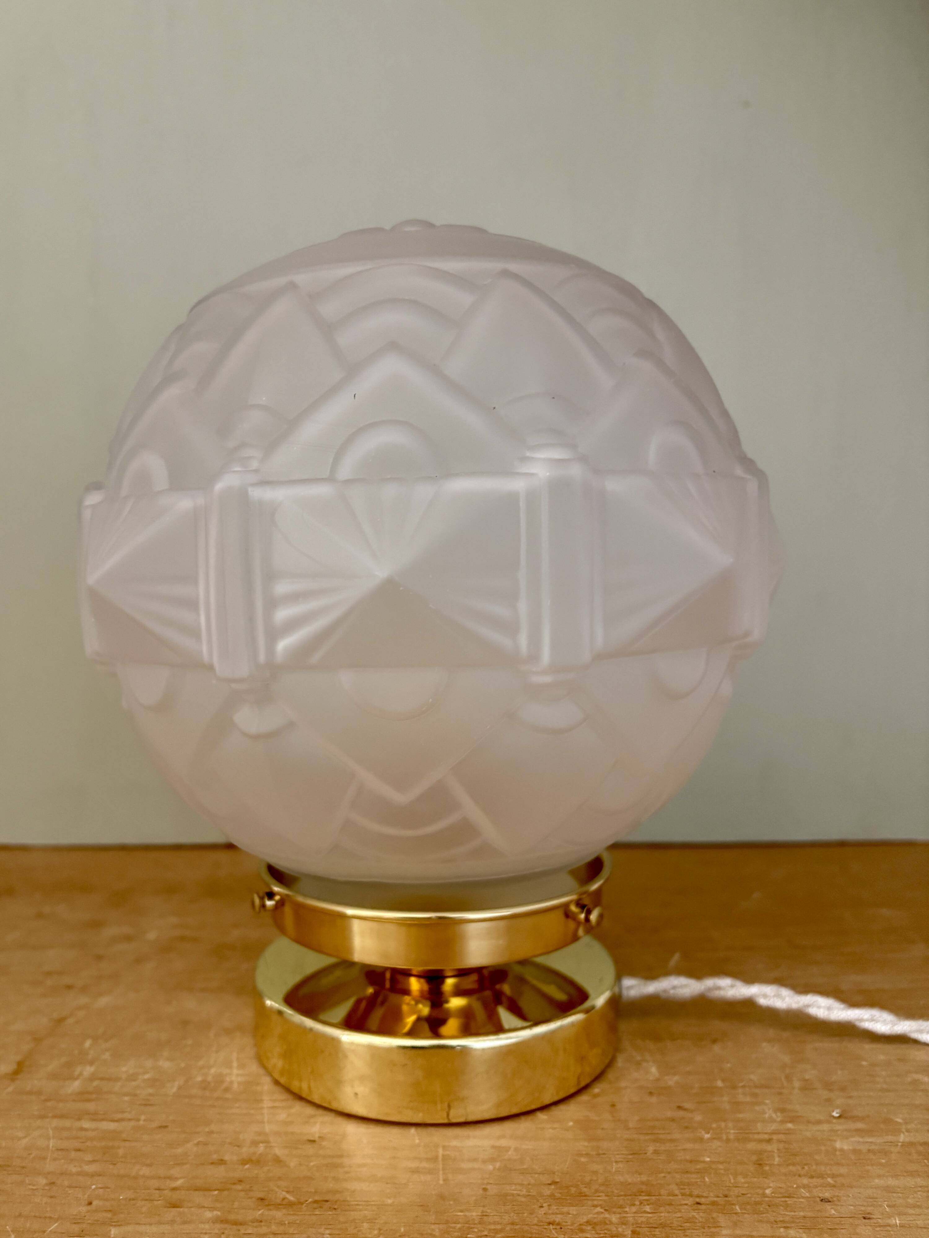 Vintage art deco globe table lamp in frosted glass