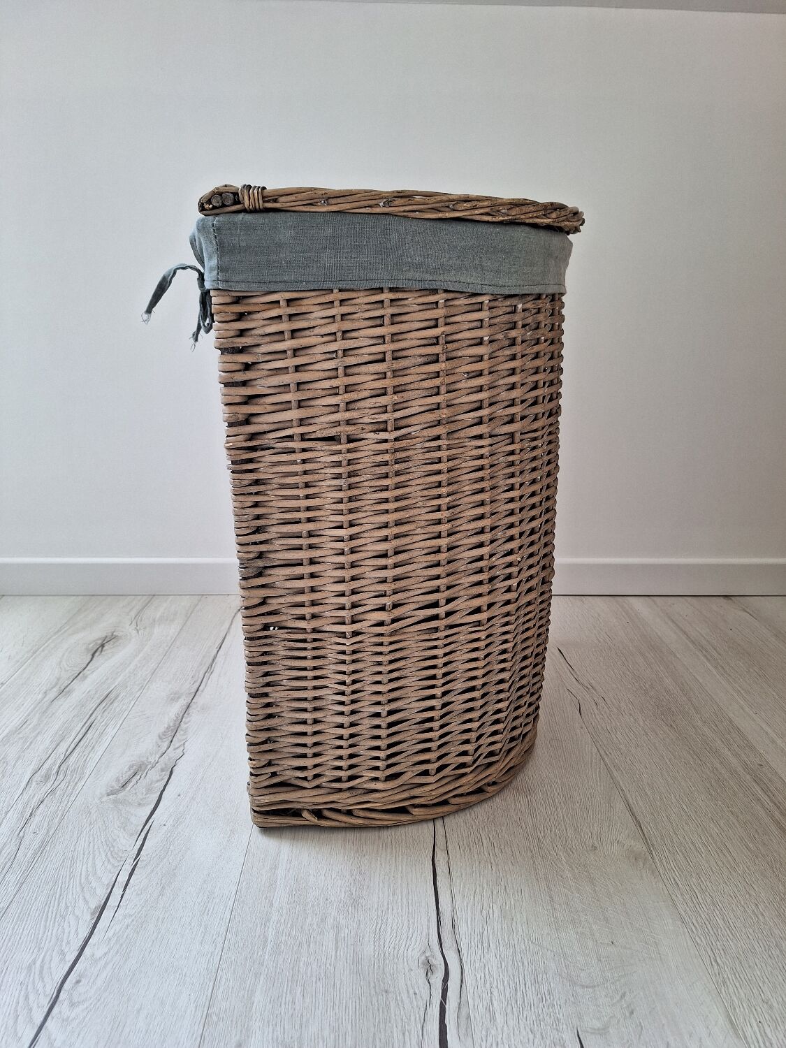 Wicker laundry basket