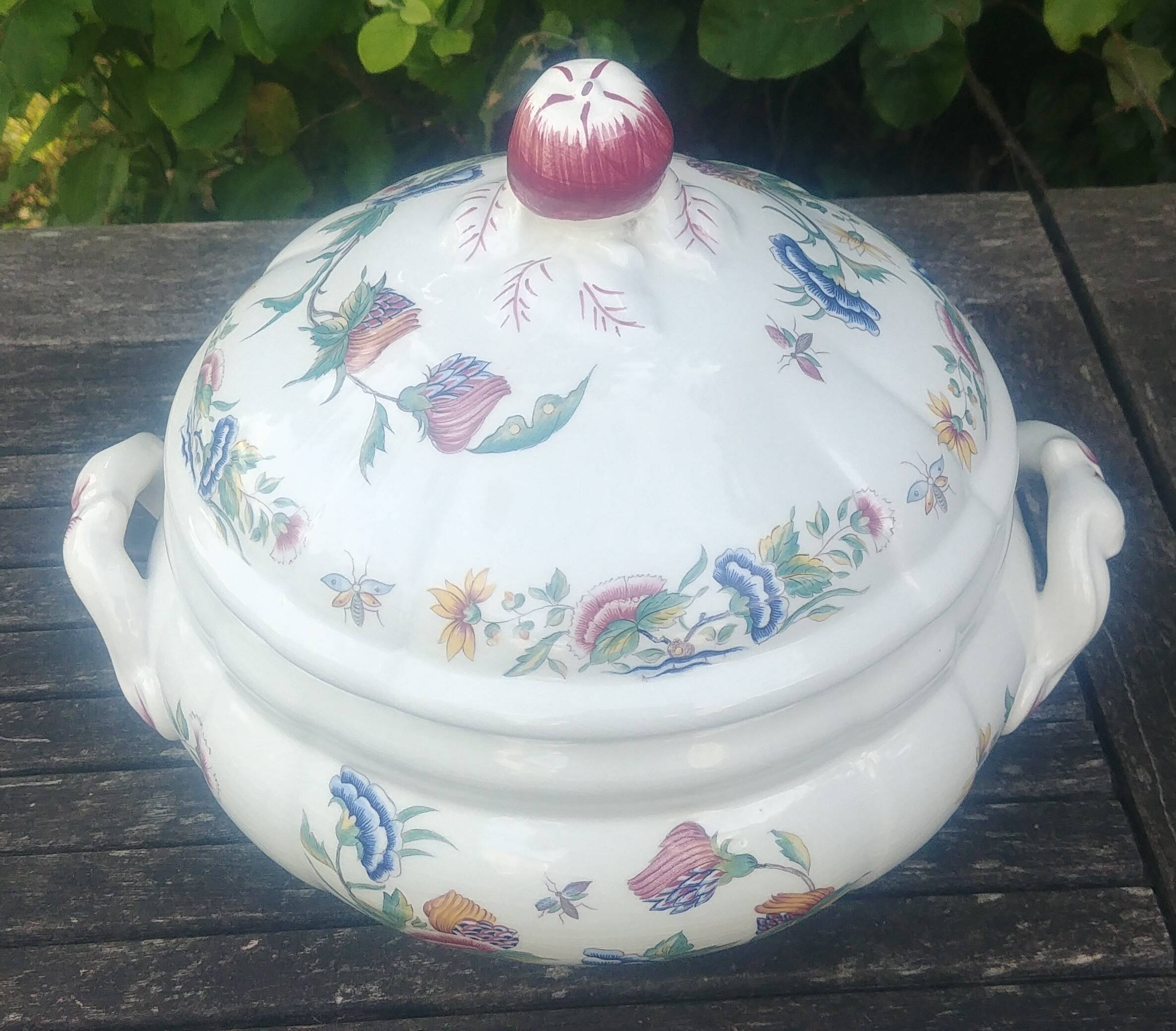 Large porcelain soup tureen from the Sarreguemines earthenware factory, Rouen model