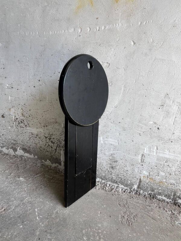 Chaise pliante Suzy d'Adrian Reed — Chaise pliante minimaliste en bois brun, style milieu du siècle, piètement compact en X