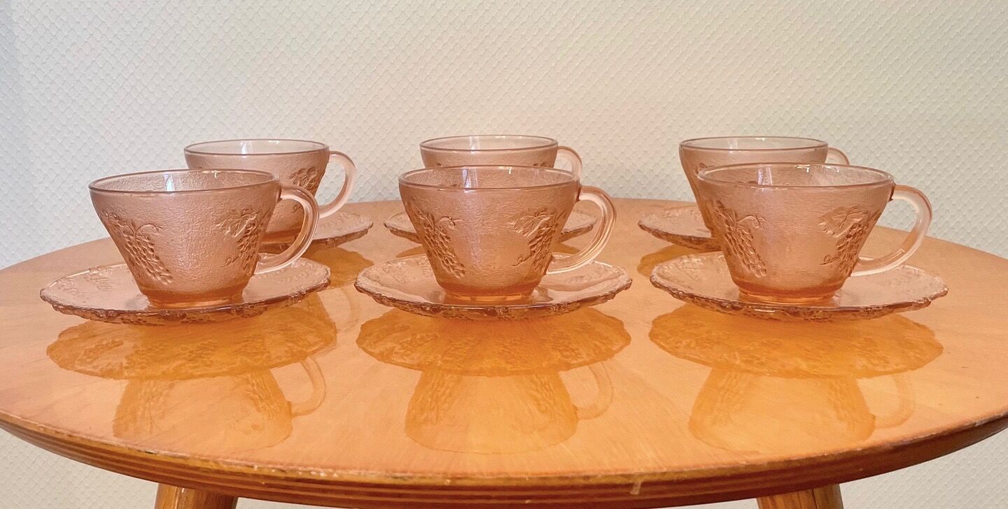 Coffee service of 6 cups in vintage pink glass
