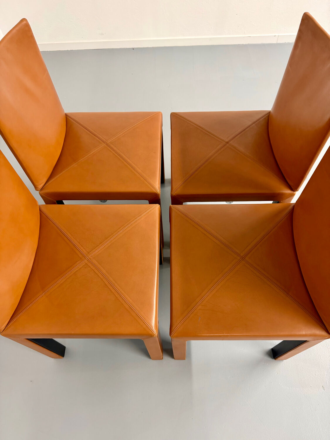 4 camel leather chairs, postmodern design by Paolo Piva for B&B Italia Arcadia.