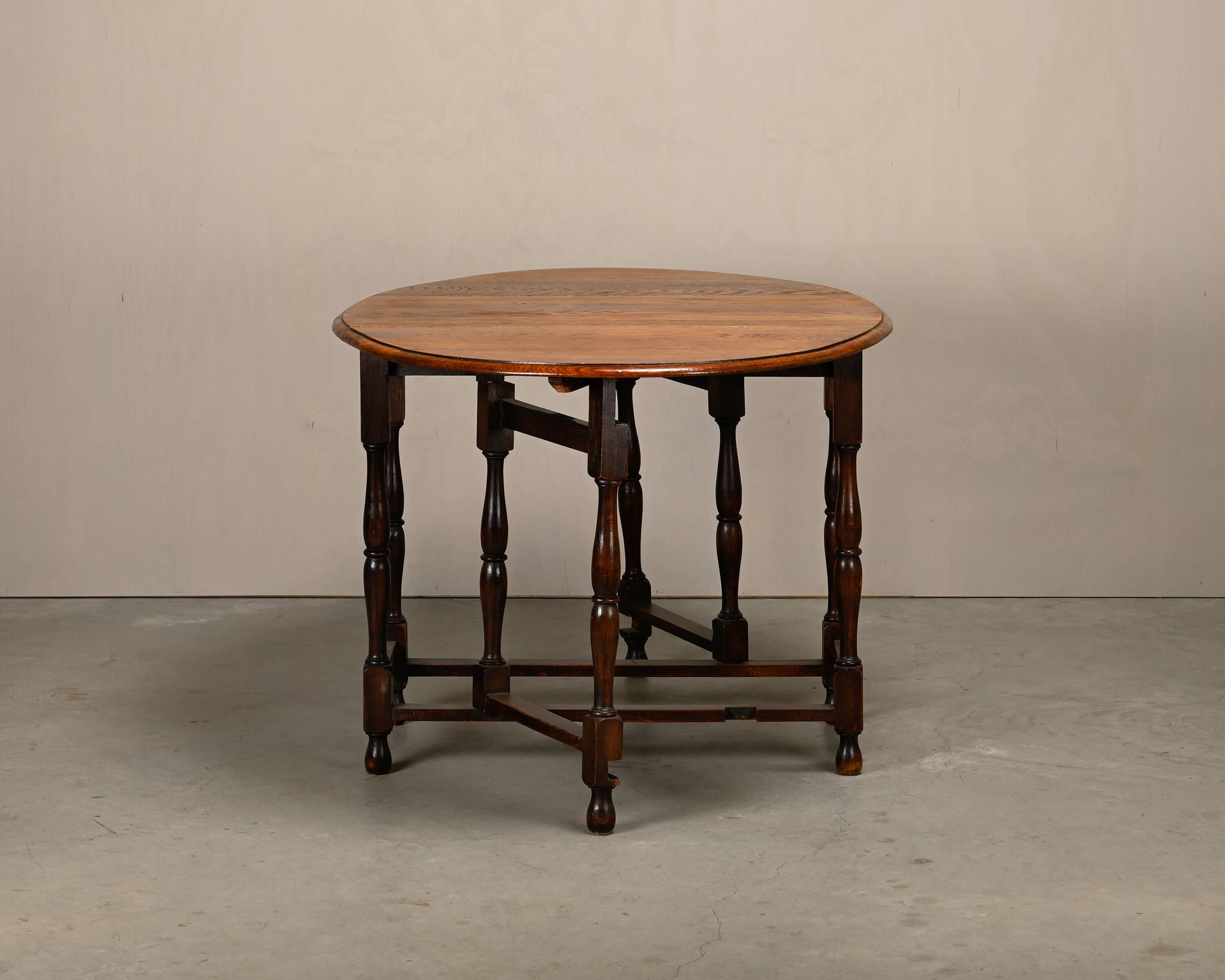 Antique English oval Gateleg Table in solid Oak, Late 19th Century