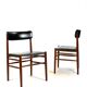 Deux chaises de salle à manger en teck et rembourrées de cuir noir de design danois, années 1960