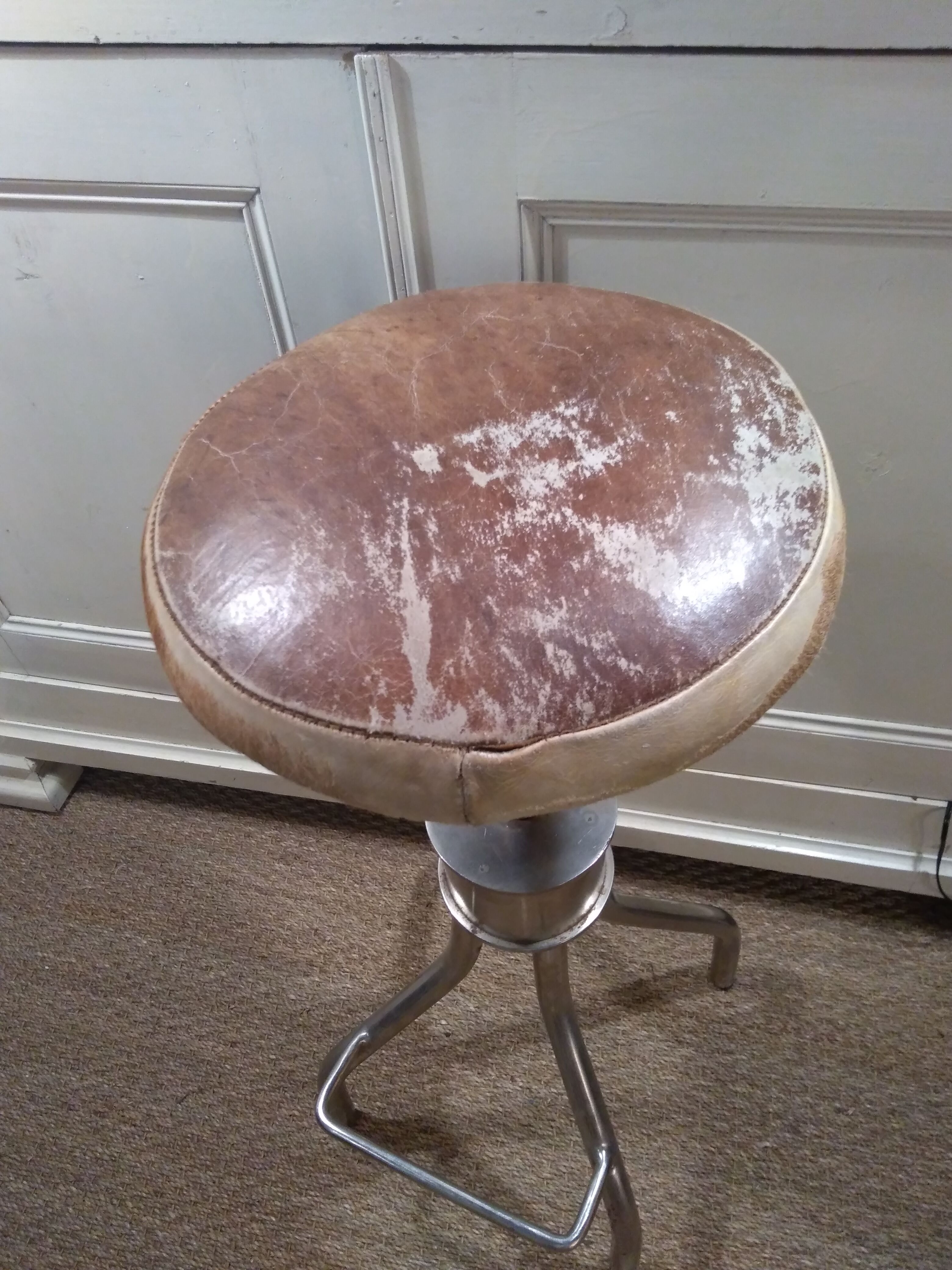 Adjustable leather seating workshop stool