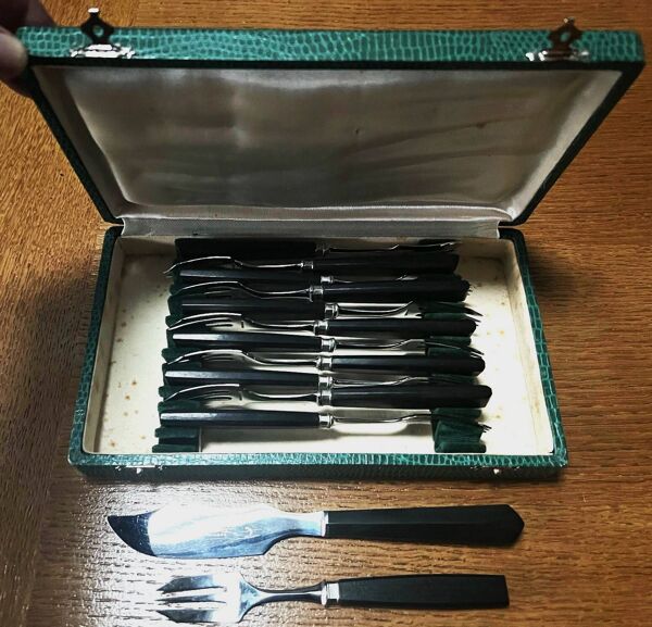 Écrin 13 pièces, fourchettes et couteau à dessert, fromage en inox et ébène