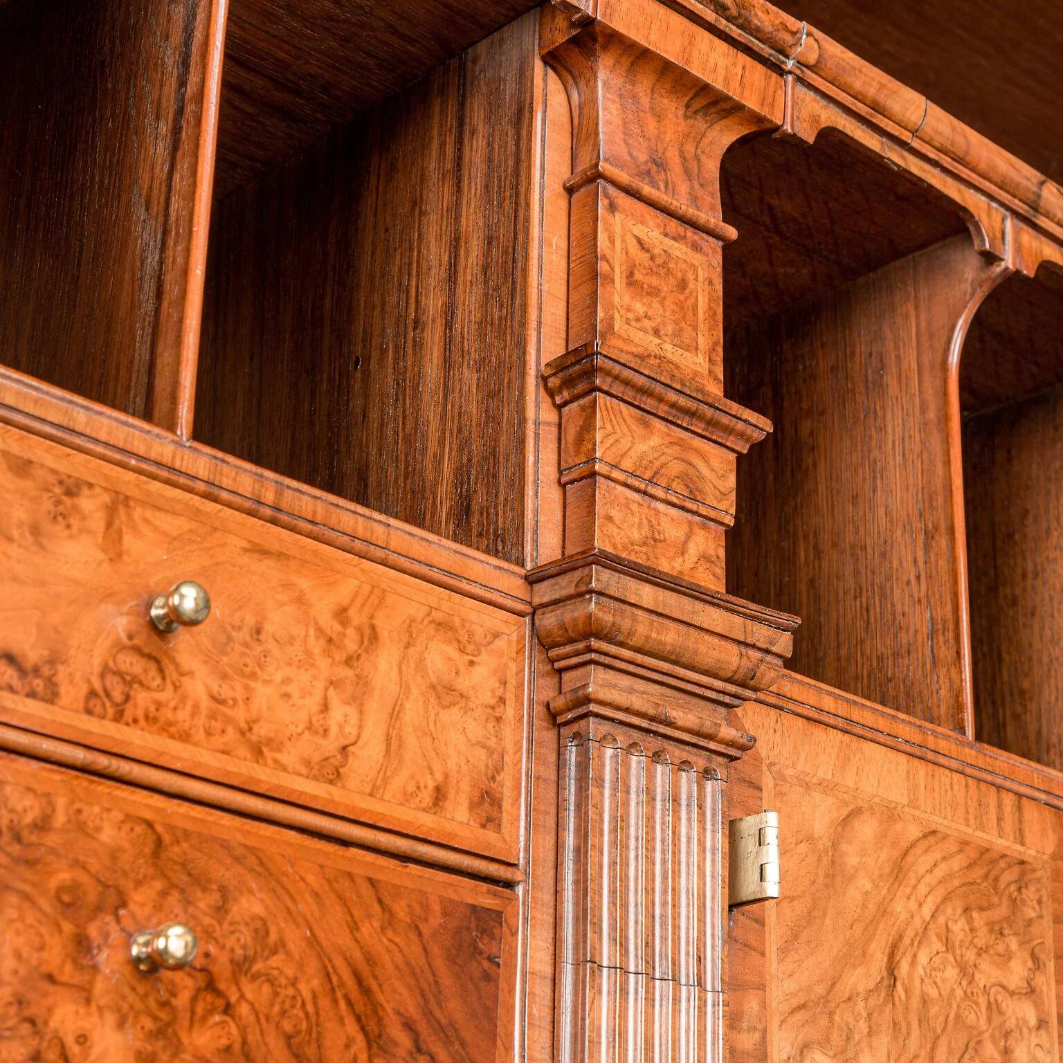 Queen Anne trumeau in walnut and oak, Great Britain, 18th century