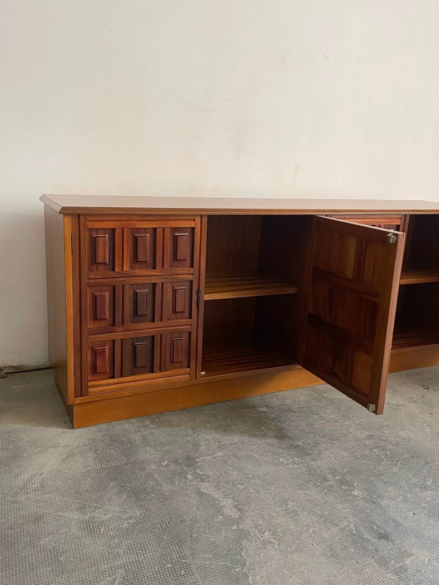 Buffet brutaliste espagnol