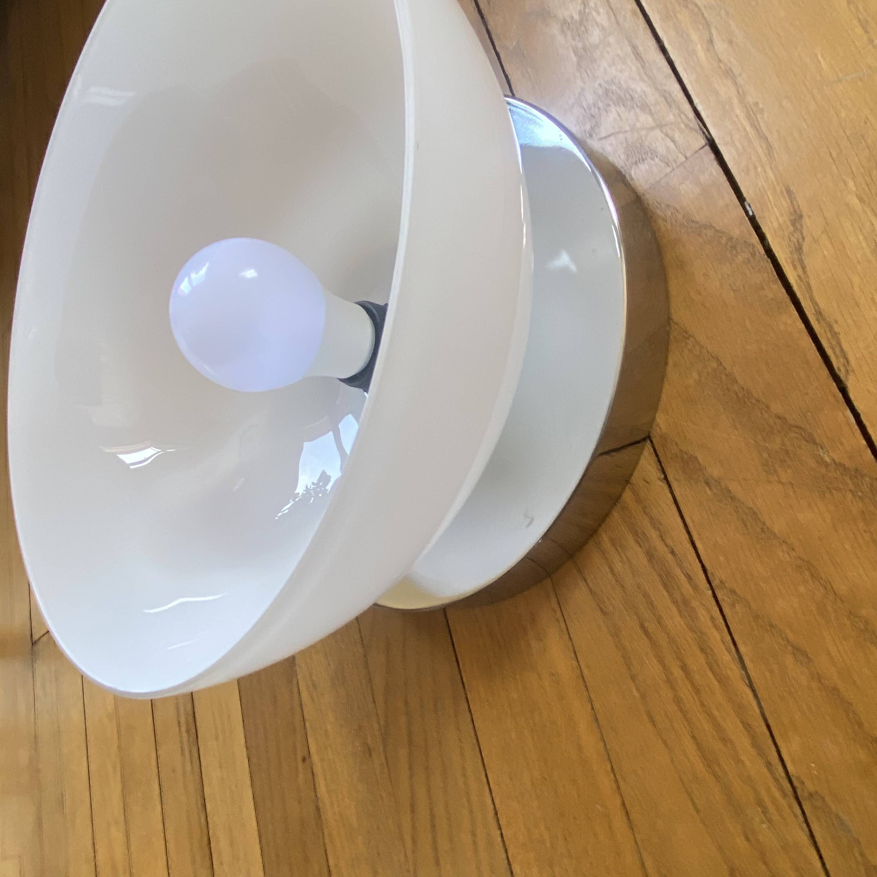 Wall light or semi-spherical ceiling light in white opal glass with a rose.