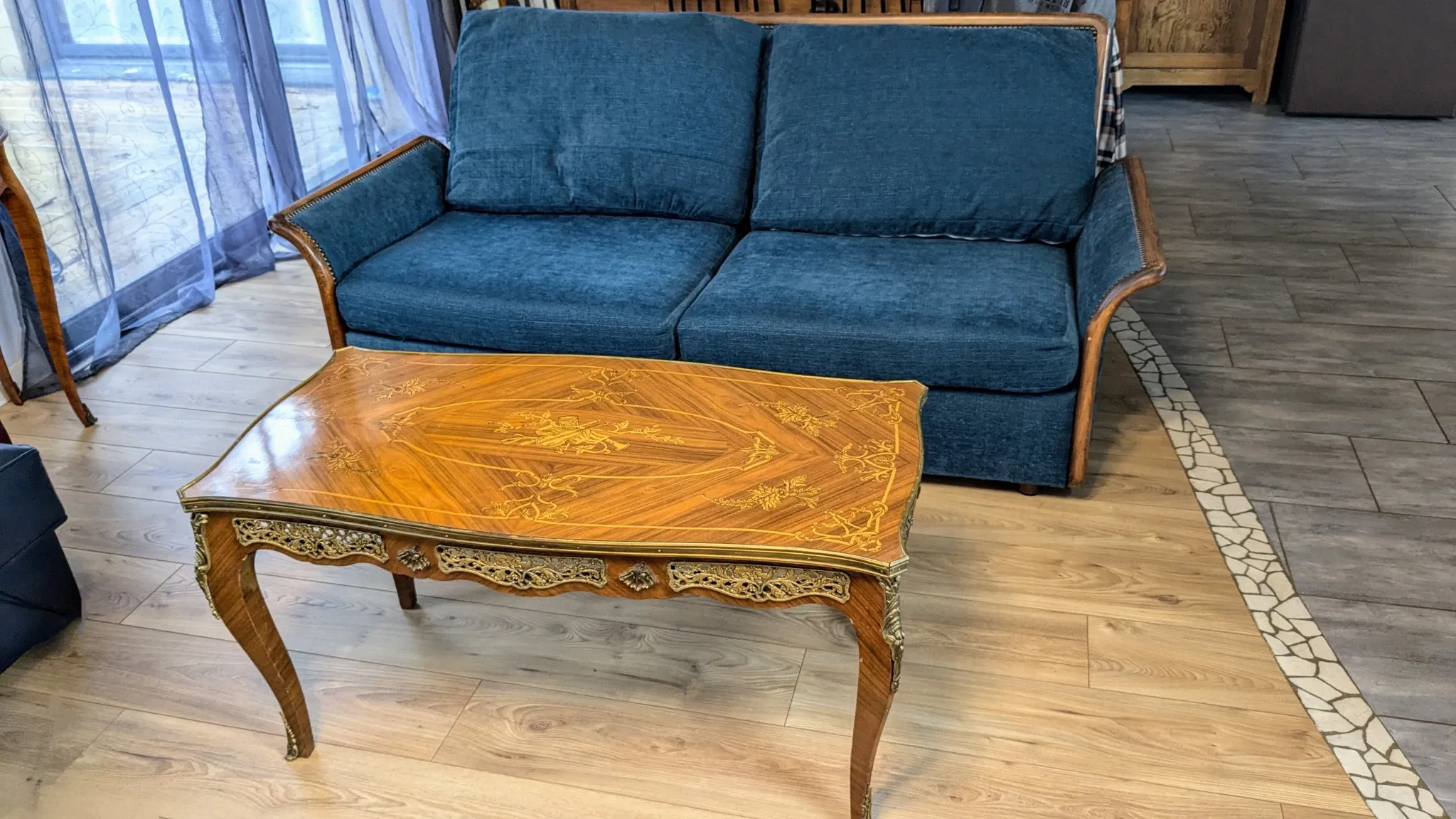 Louis XV style coffee table with floral marquetry and gilded bronze – 20th century