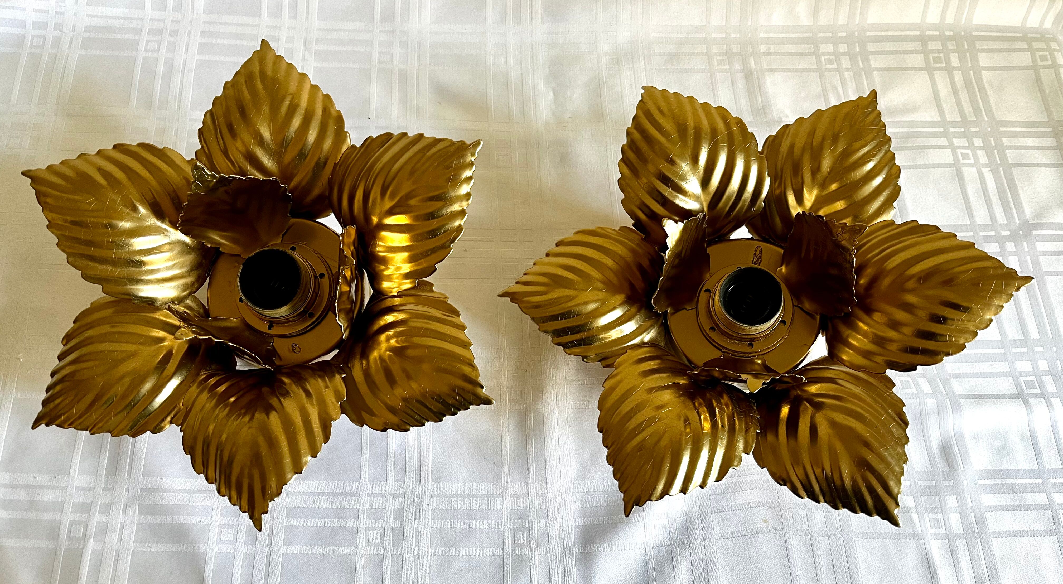 Paire d’appliques fleurs dorées