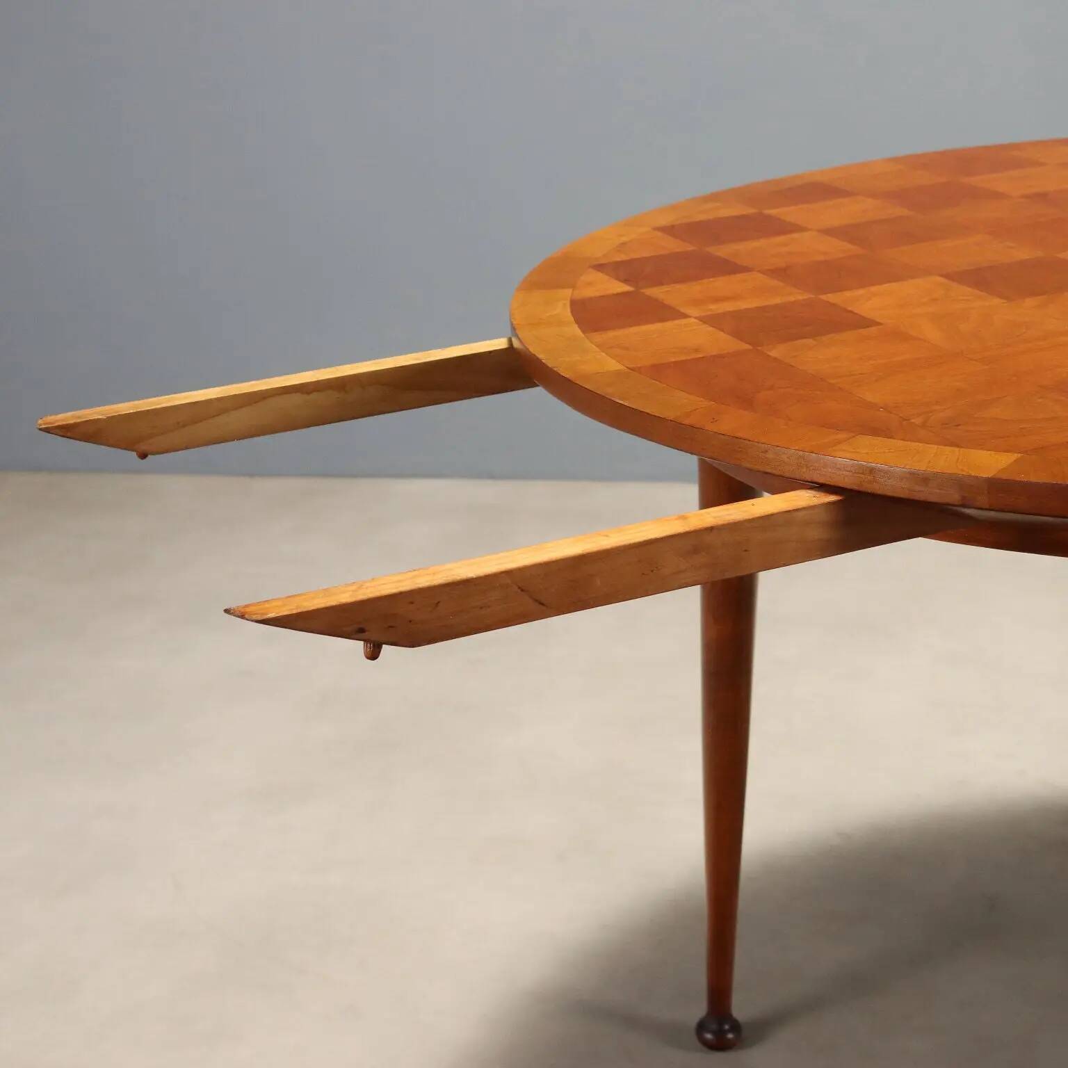 Vintage beech veneer table, checkerboard effect, Italian design from the 1950s.