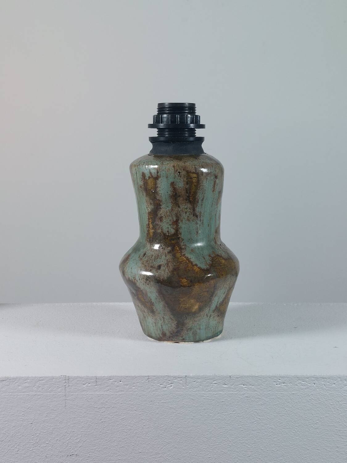 Lampe de table en céramique artisanale vintage du milieu du siècle