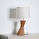 Lampe de table en rotin en forme de sablier
