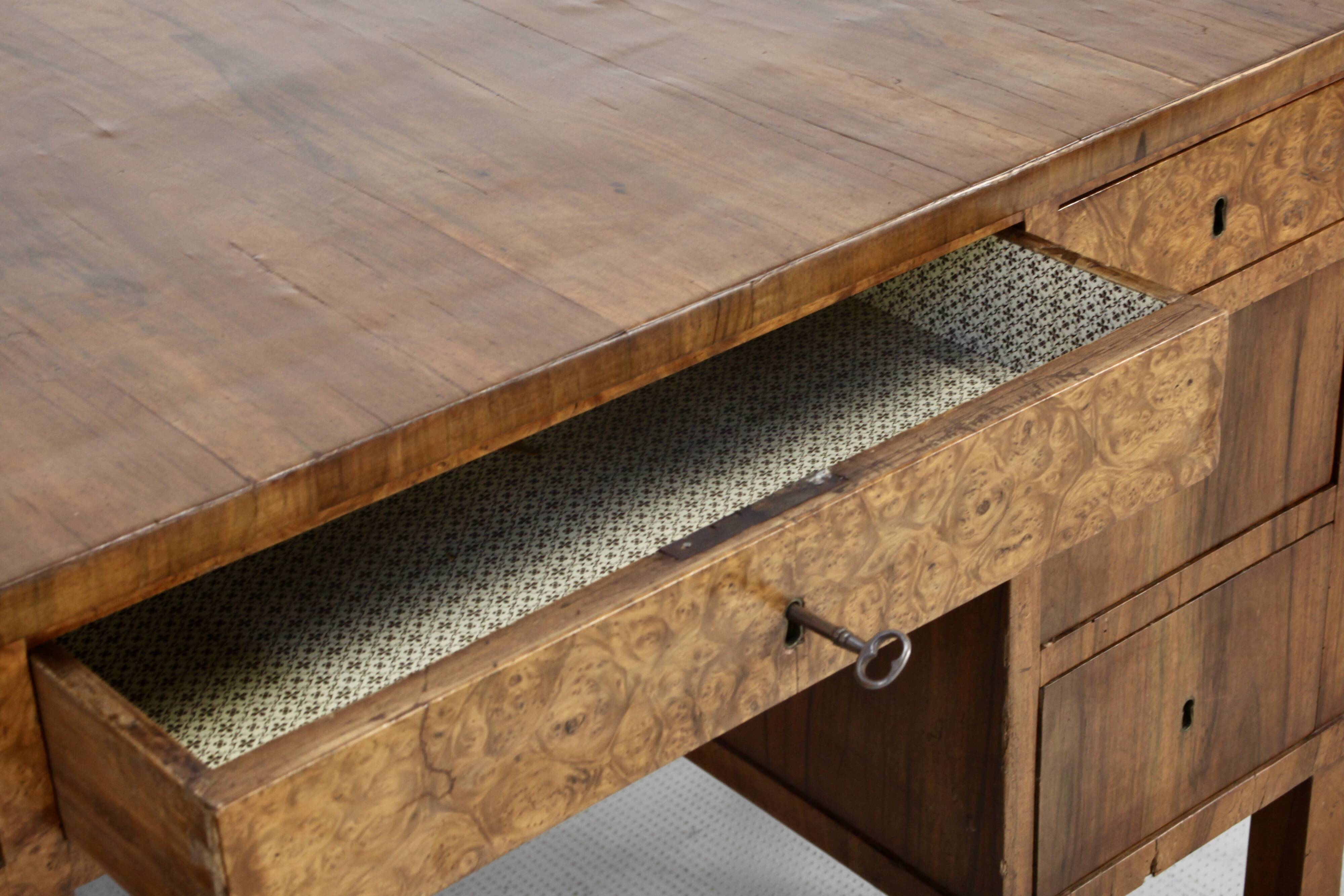 Bureau Art Déco italien en ronce de noyer foncé