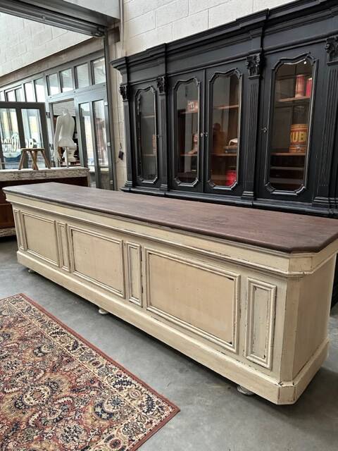 Huge store counter at the beginning of the 20th century