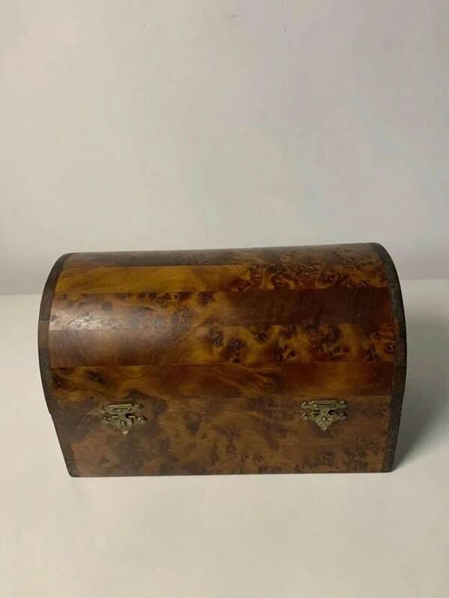 Coffret à bijoux en bois de thuya – Couvercle arrondi – Travail artisanal