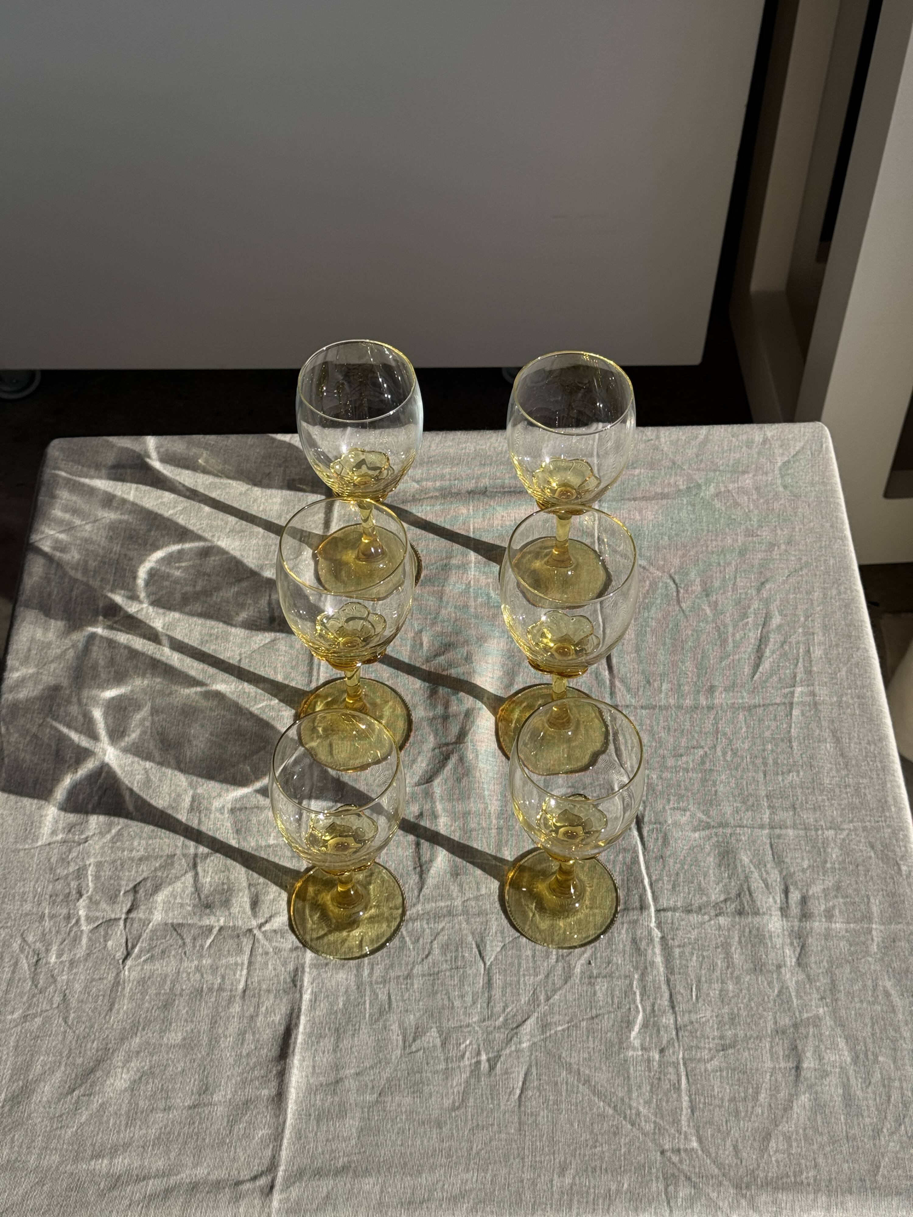 Set of 6 vintage yellow stemmed glasses: consisting of 4 large and 2 small.