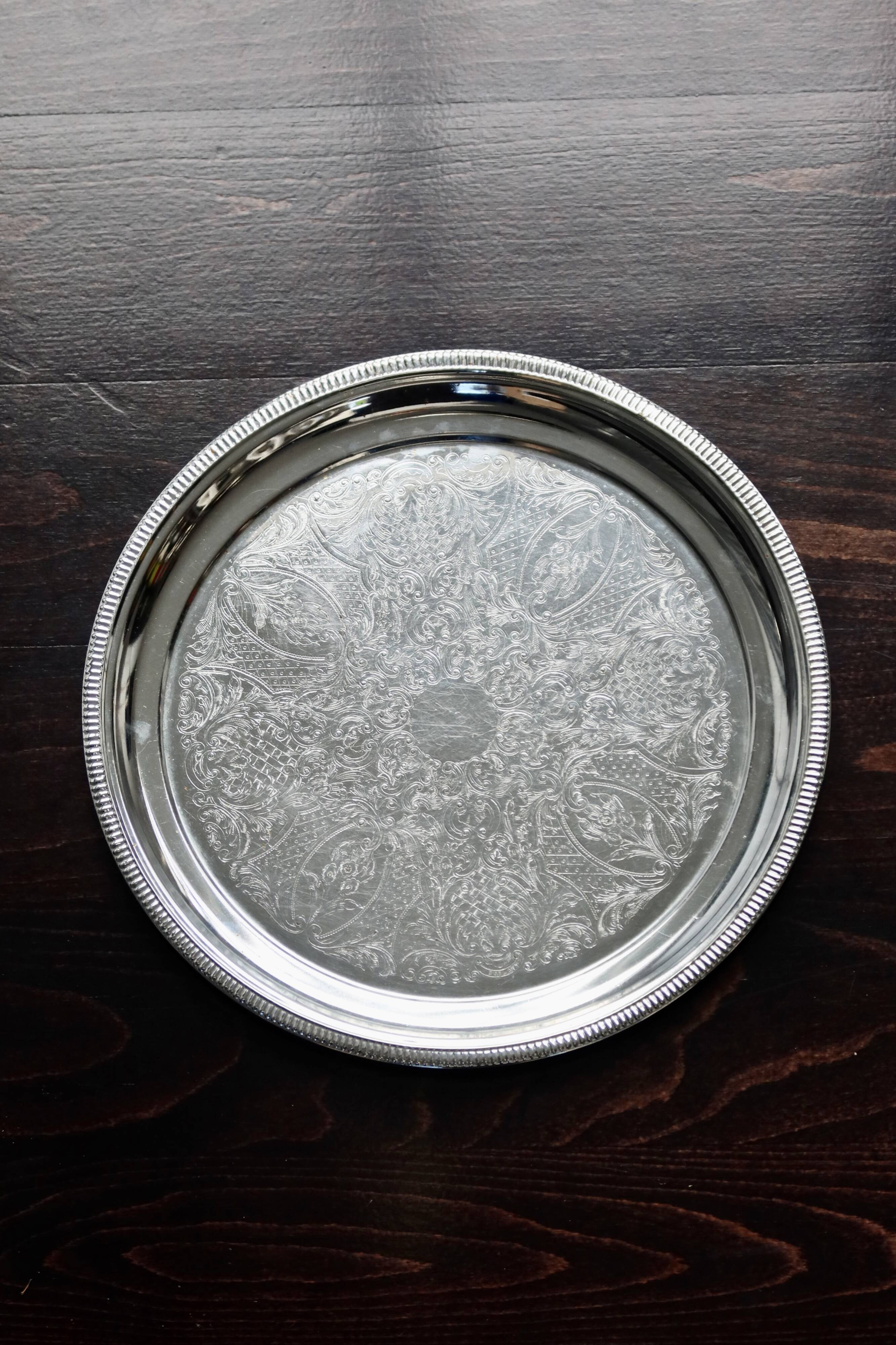 Round vintage silver-plated tray - Engraved pattern