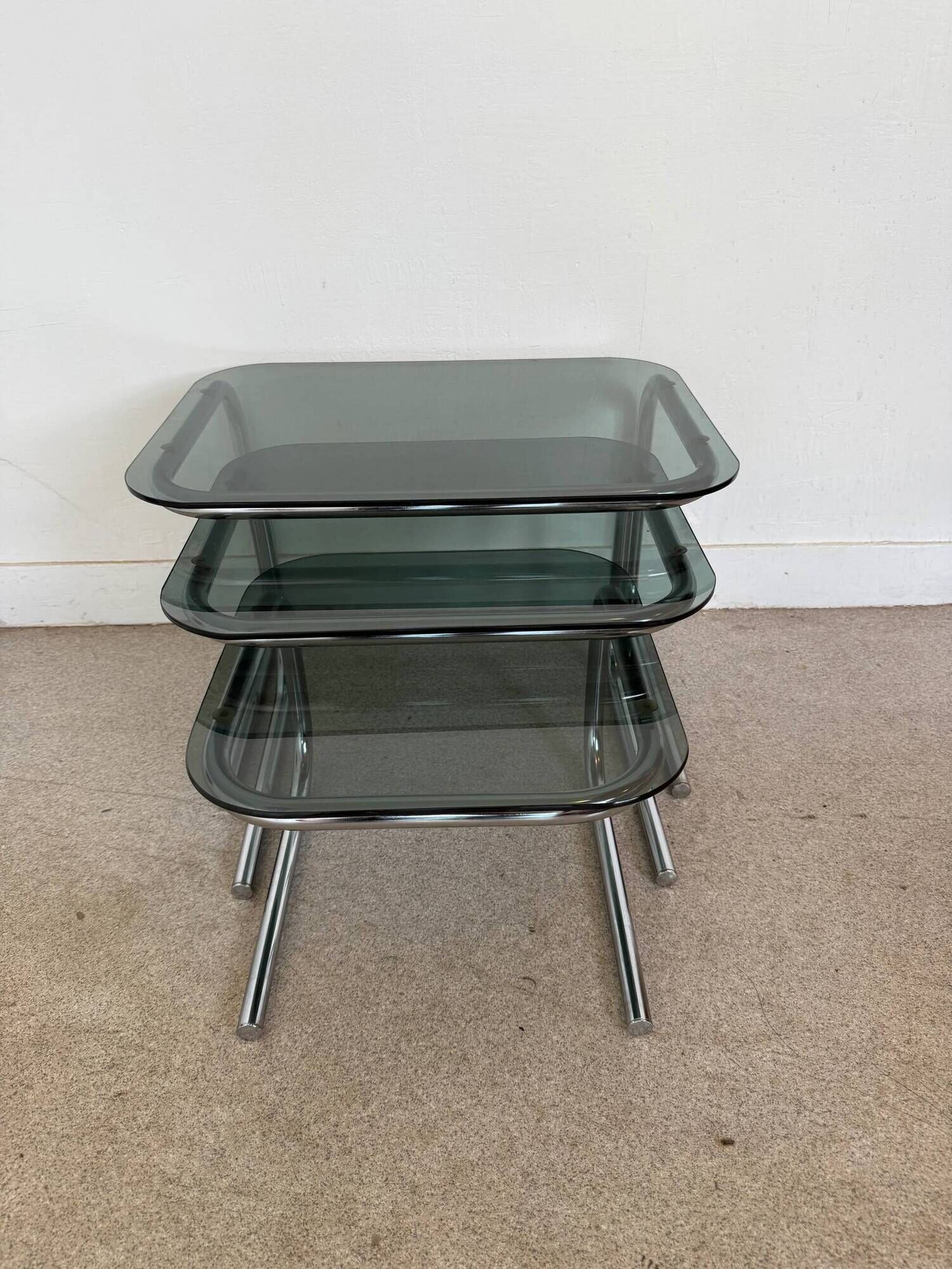 Trio de tables gigognes chrome et verre fumé vintage