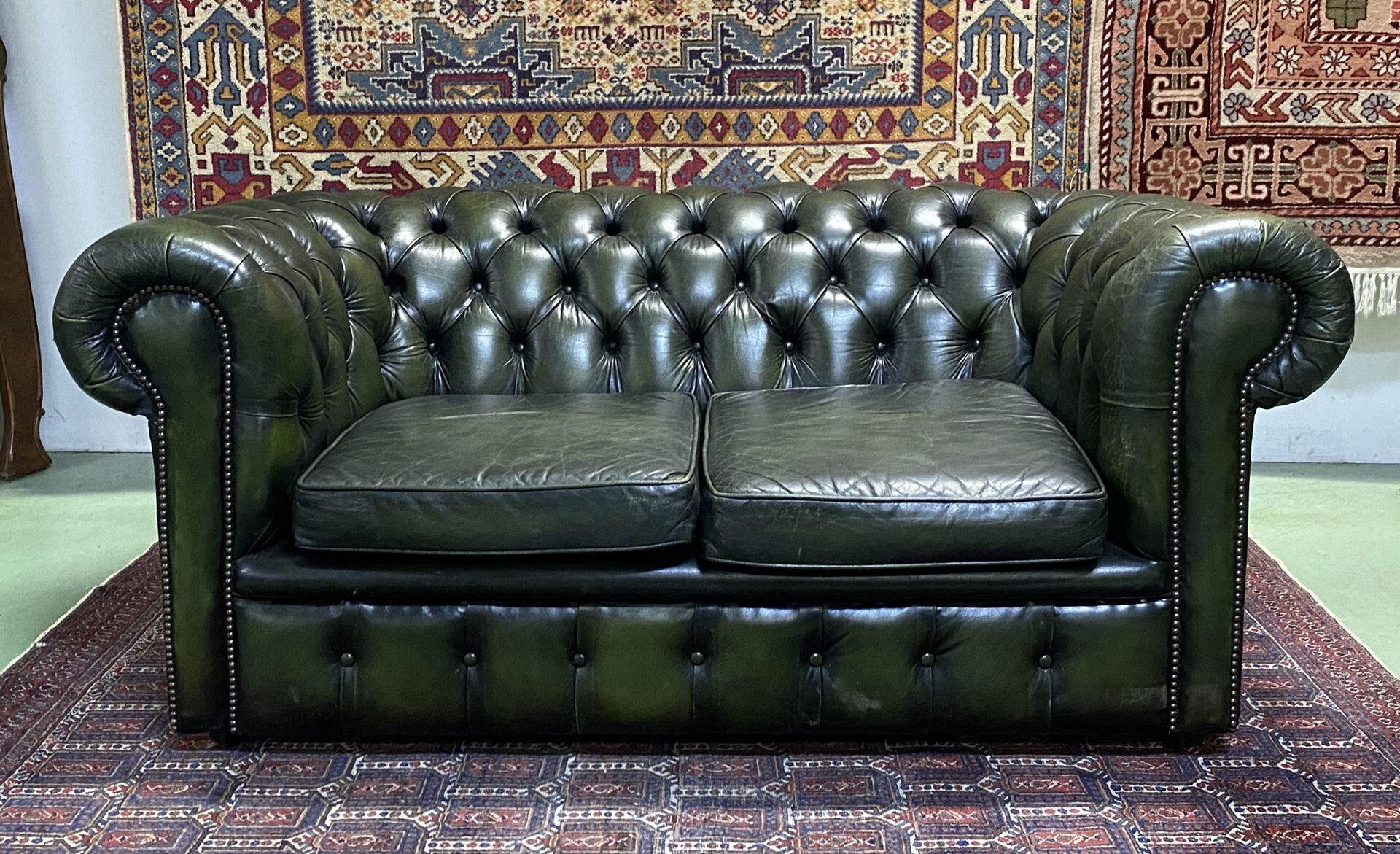 Chesterfield 2-seater green leather sofa from the 1980s