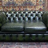 Chesterfield 2-seater green leather sofa from the 1980s