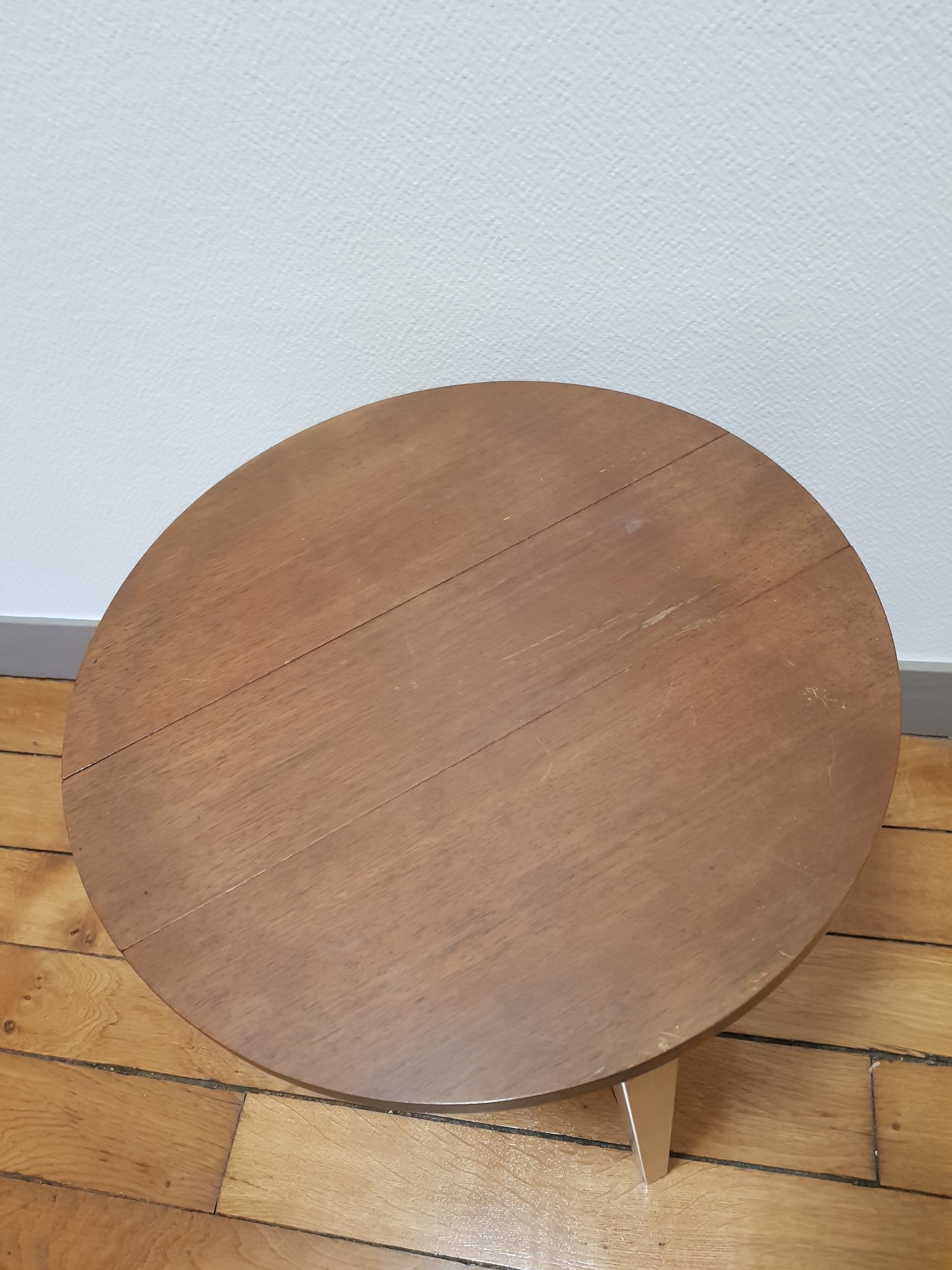 Folding round coffee table