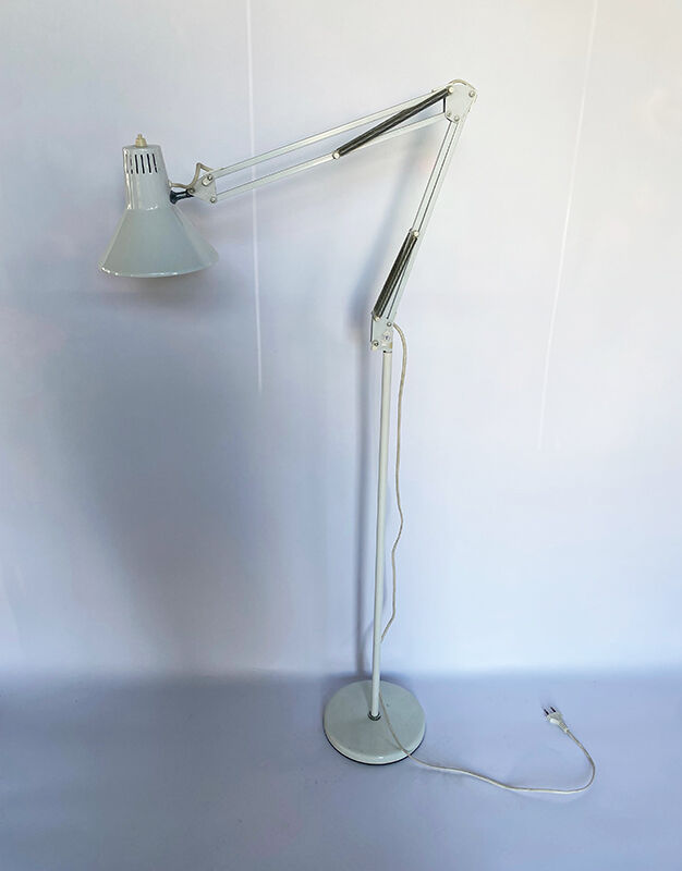 Articulated floor lamp