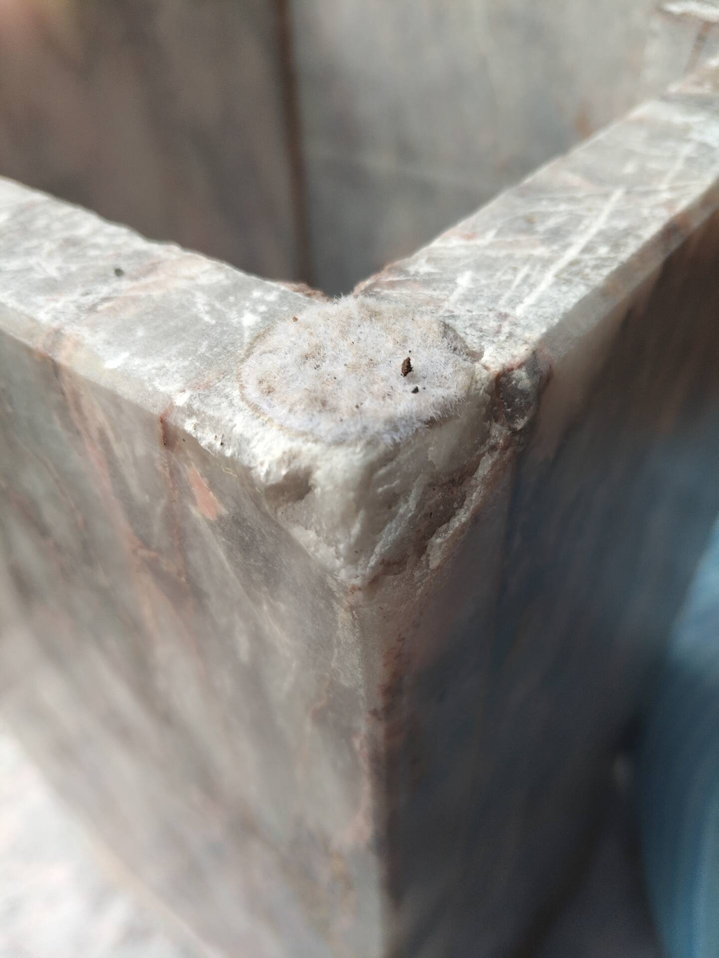 Sculptural coffee table in grey and pink marble – Vintage 1970s/1980s