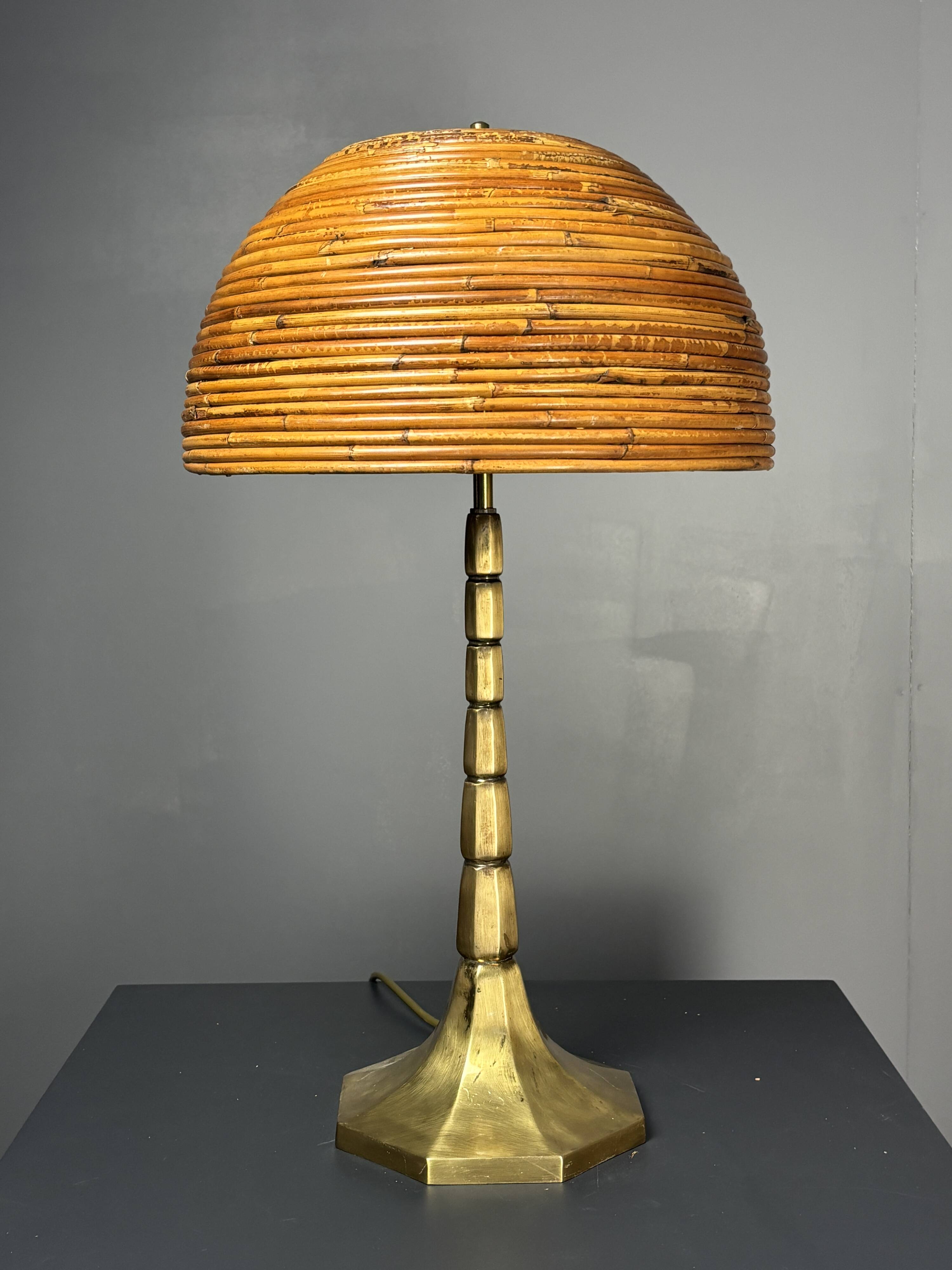 Lampe de table en rattan, bambou et laiton à tige en crayon du milieu du siècle. Années 1970.