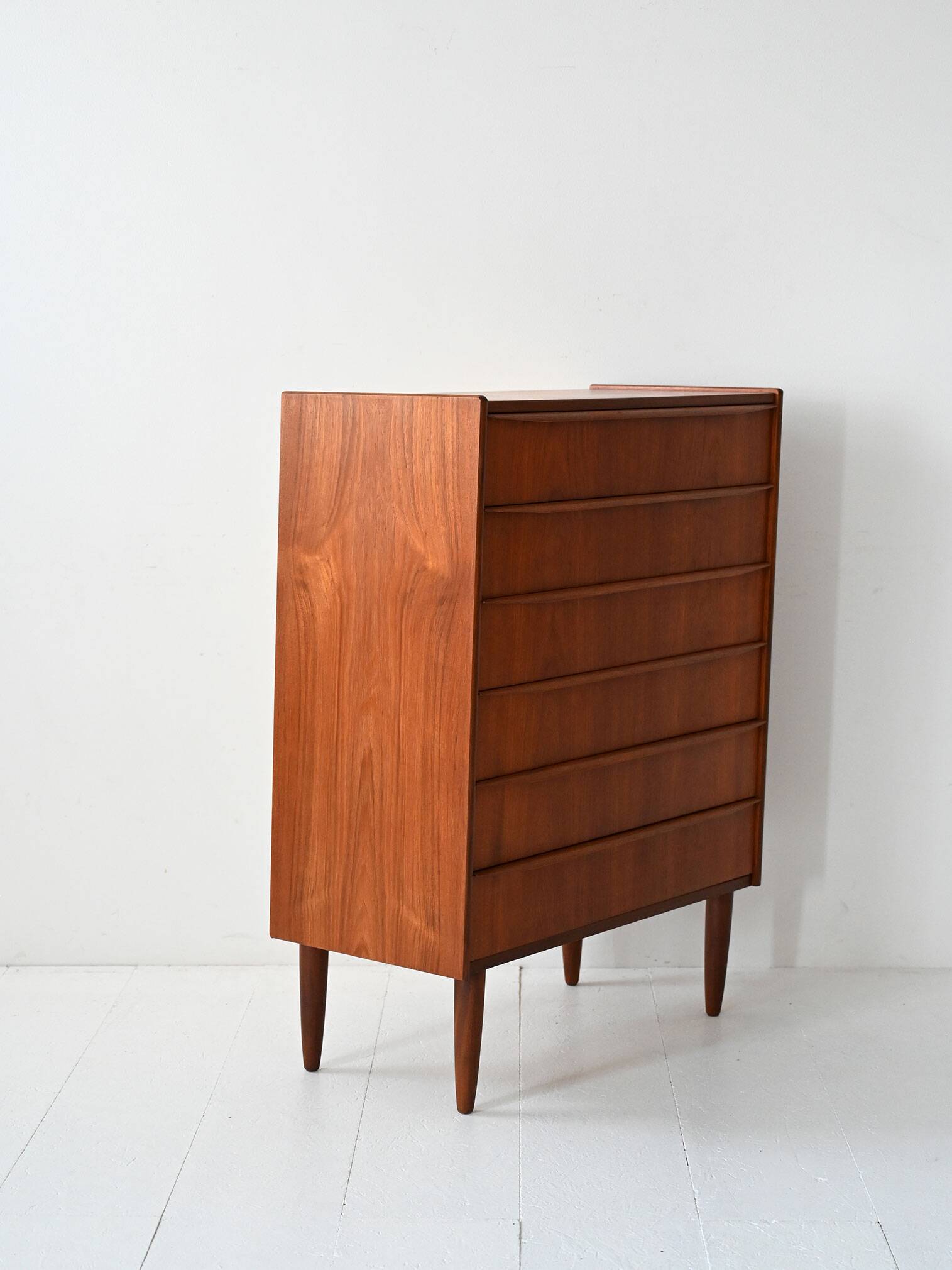 Commode scandinave vintage avec poignées sculptées