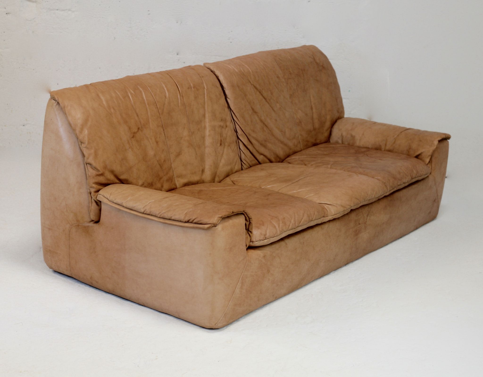 Cinna sofa. Circa 1970. Foam and "caramel" leather. 3 seats.