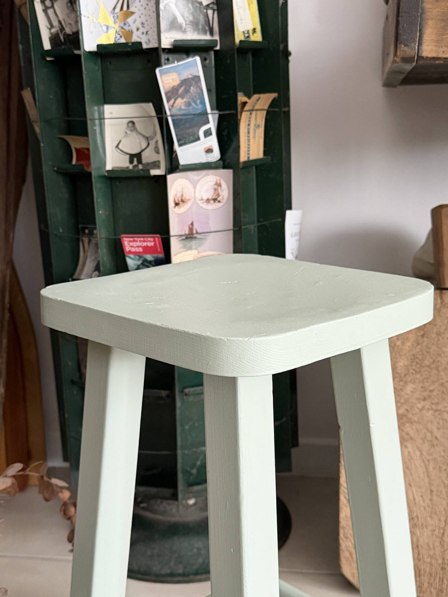 Tabouret bois massif vert amande 