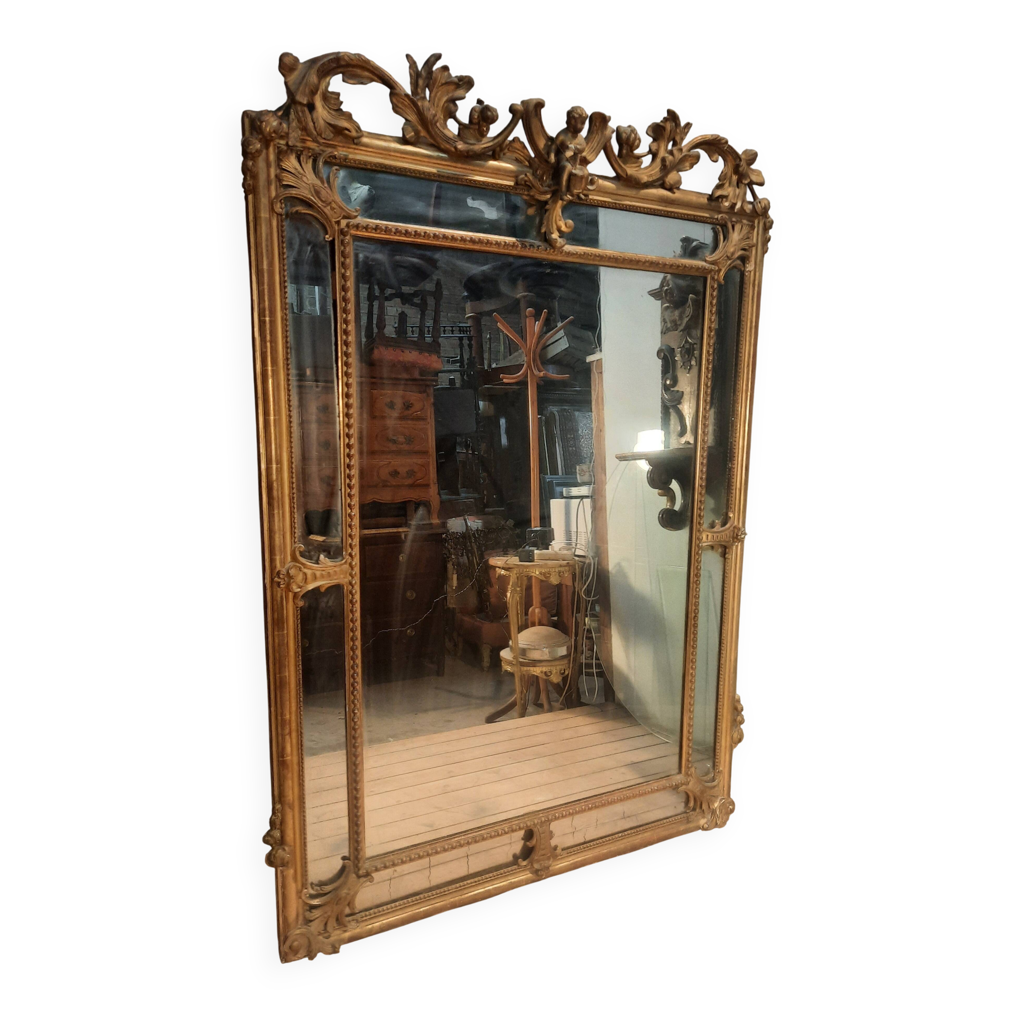 Large gold mirror with closed edges