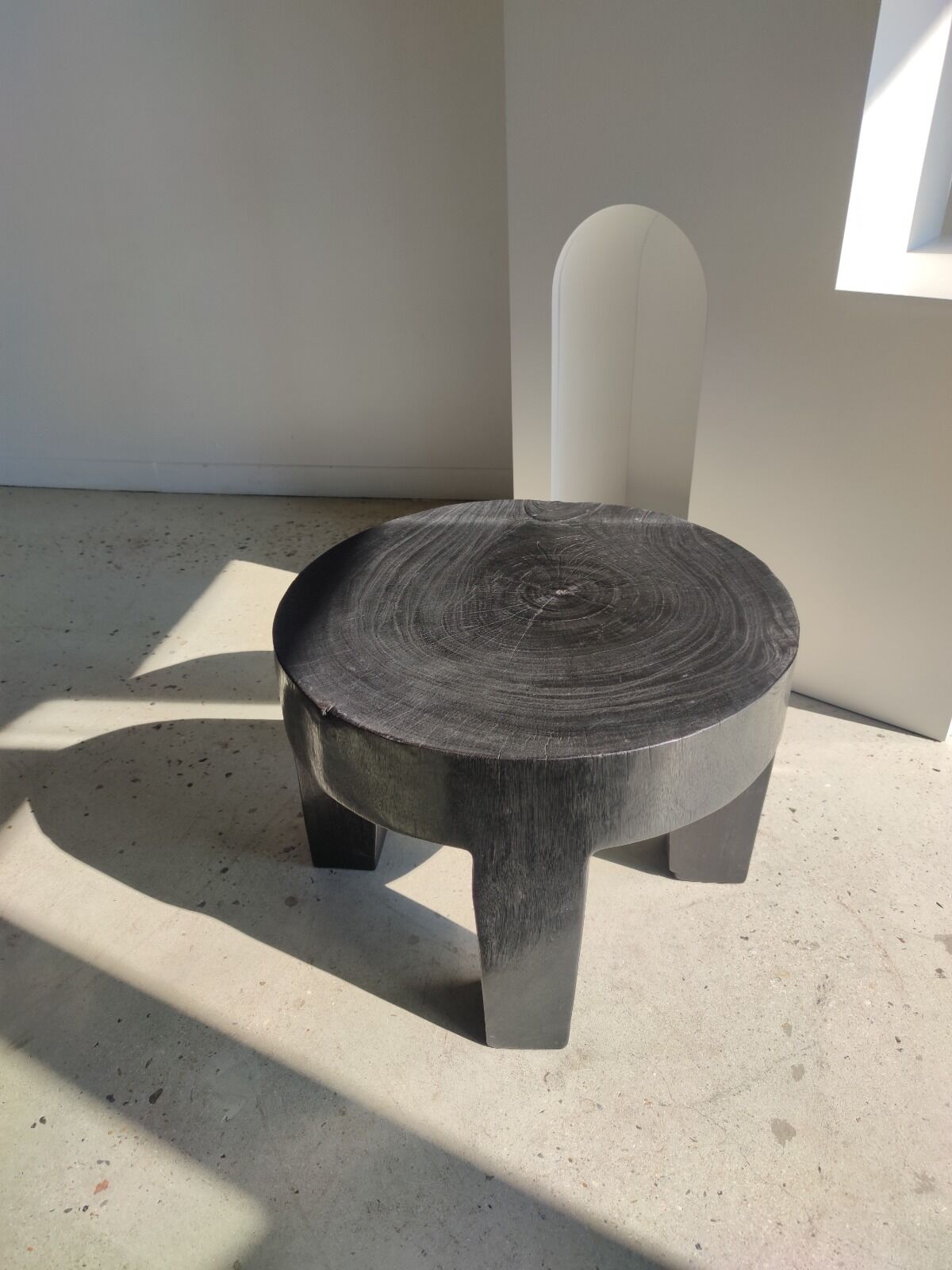 Quadripod coffee table in black monoxyl solid wood