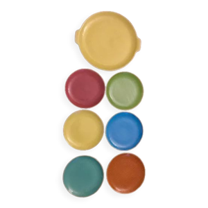 Assiettes à dessert et plat à